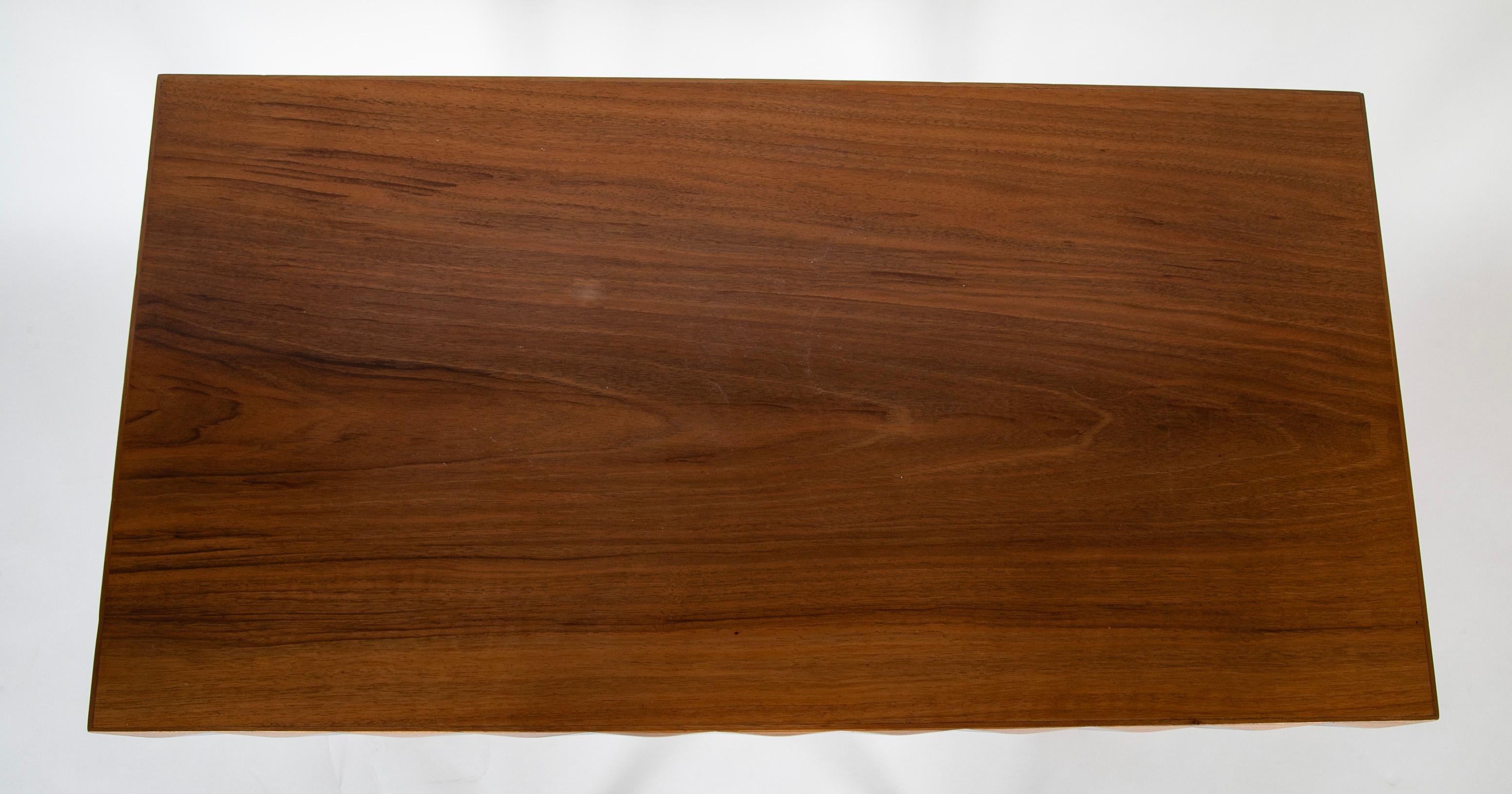 Mid-Century Italienisch 2 Schublade Holztisch mit bearbeiteten Holz-Design auf Rand & Beine im Angebot 1