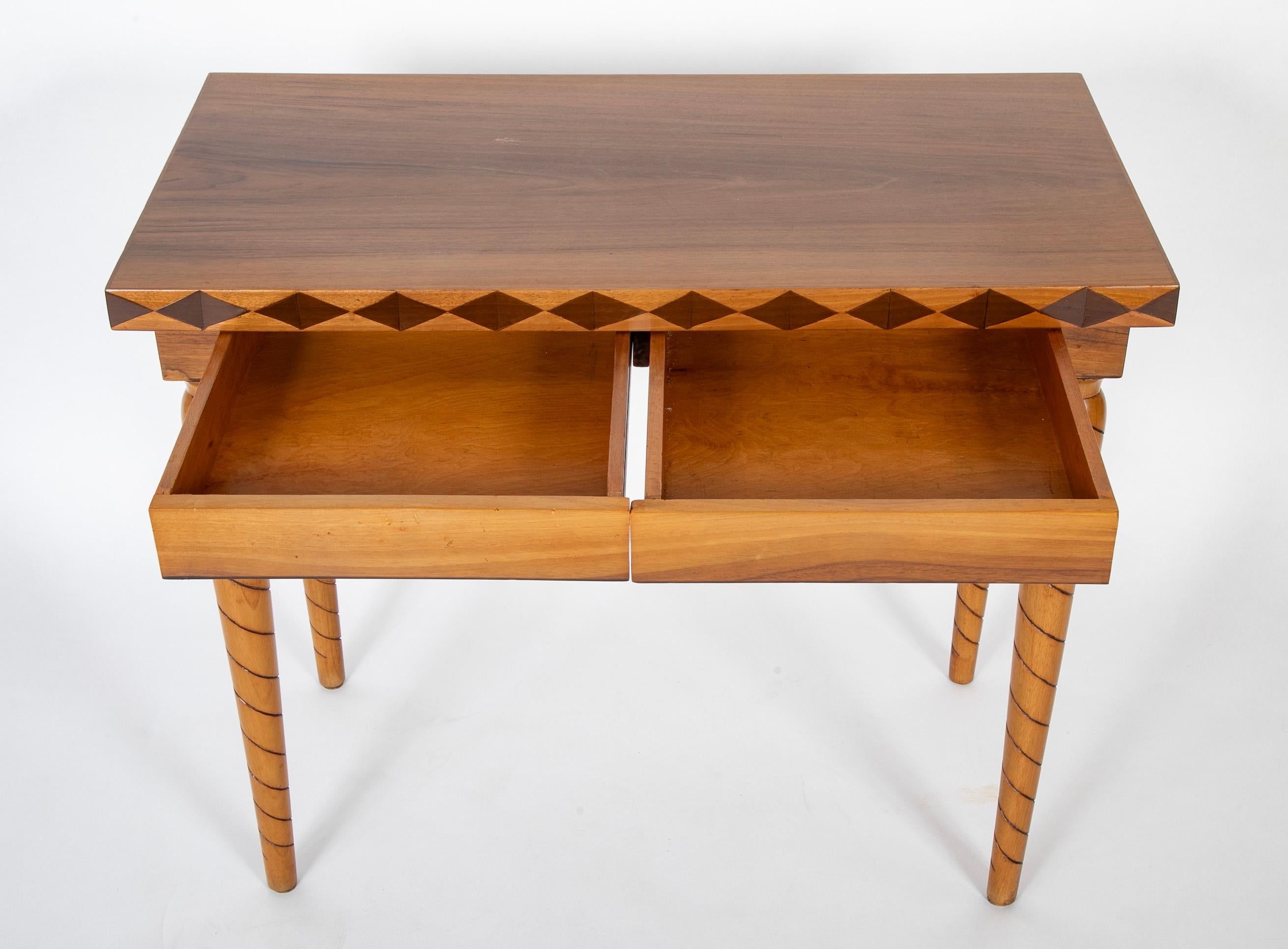 Table italienne du milieu du siècle dernier, à 2 tiroirs, avec motif de bois travaillé sur les bords et les pieds en vente 1