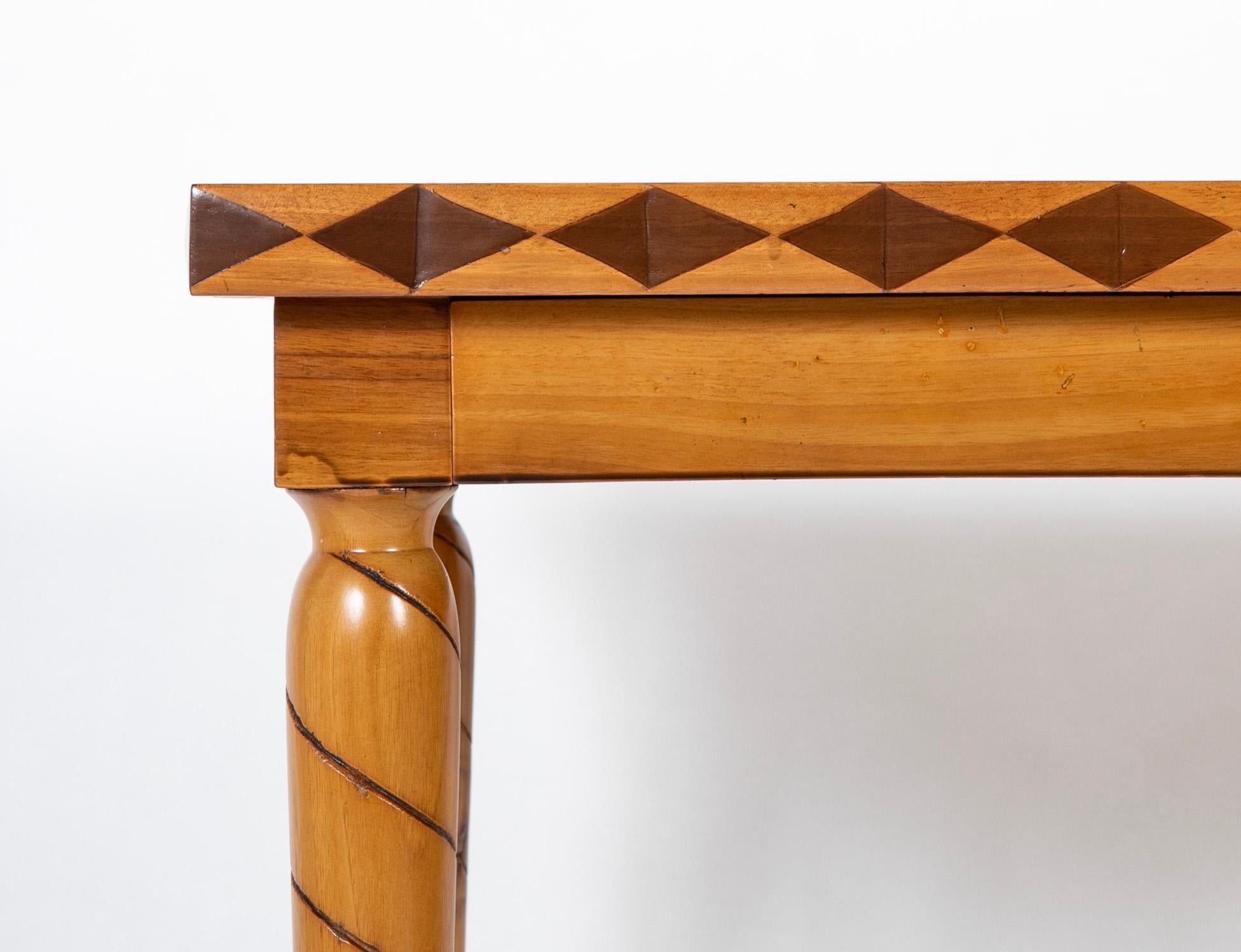 Table italienne du milieu du siècle dernier, à 2 tiroirs, avec motif de bois travaillé sur les bords et les pieds en vente 2