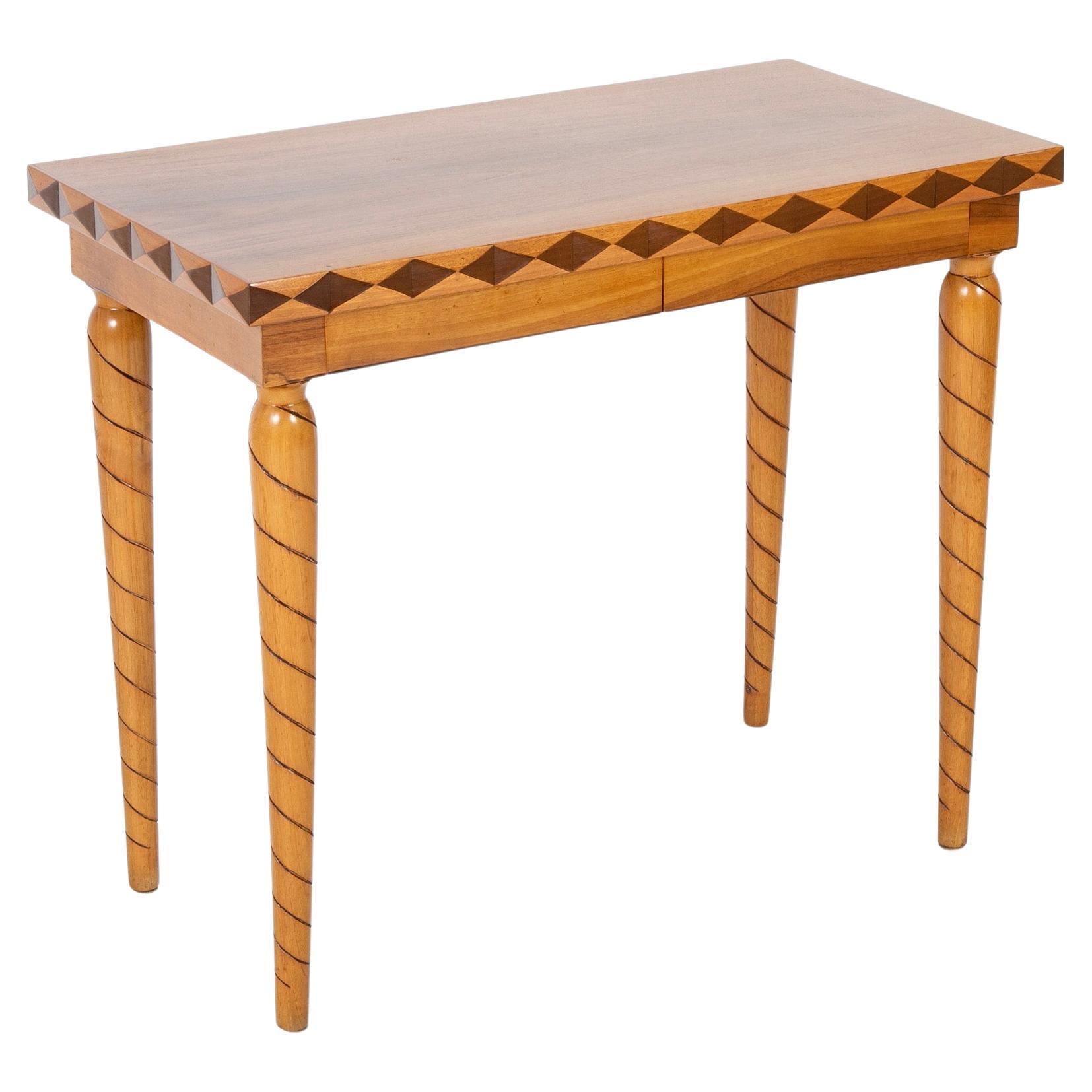 Table italienne du milieu du siècle dernier, à 2 tiroirs, avec motif de bois travaillé sur les bords et les pieds en vente