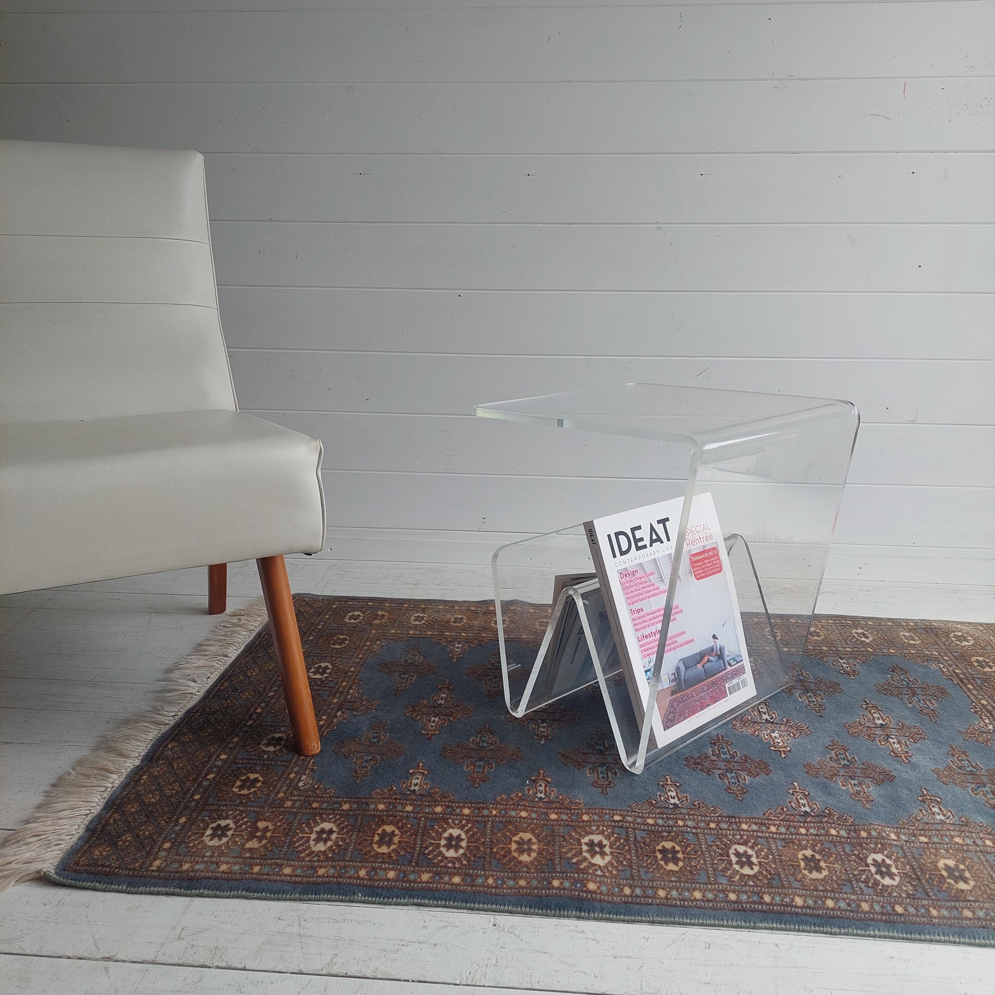 Mid Century Side Table, Plexiglass.
Most probably from Italy, 1970s or Italian influenced design

RARE 1970’s VINTAGE  ITALIAN CLEAR PLEXIGLASS  SIDE TABLE  / MAGAZINE RACK
PLEXIGLASS (ALSO KNOWN AS PERSPEX AND ACRYLIC) COFFEE SIDE
