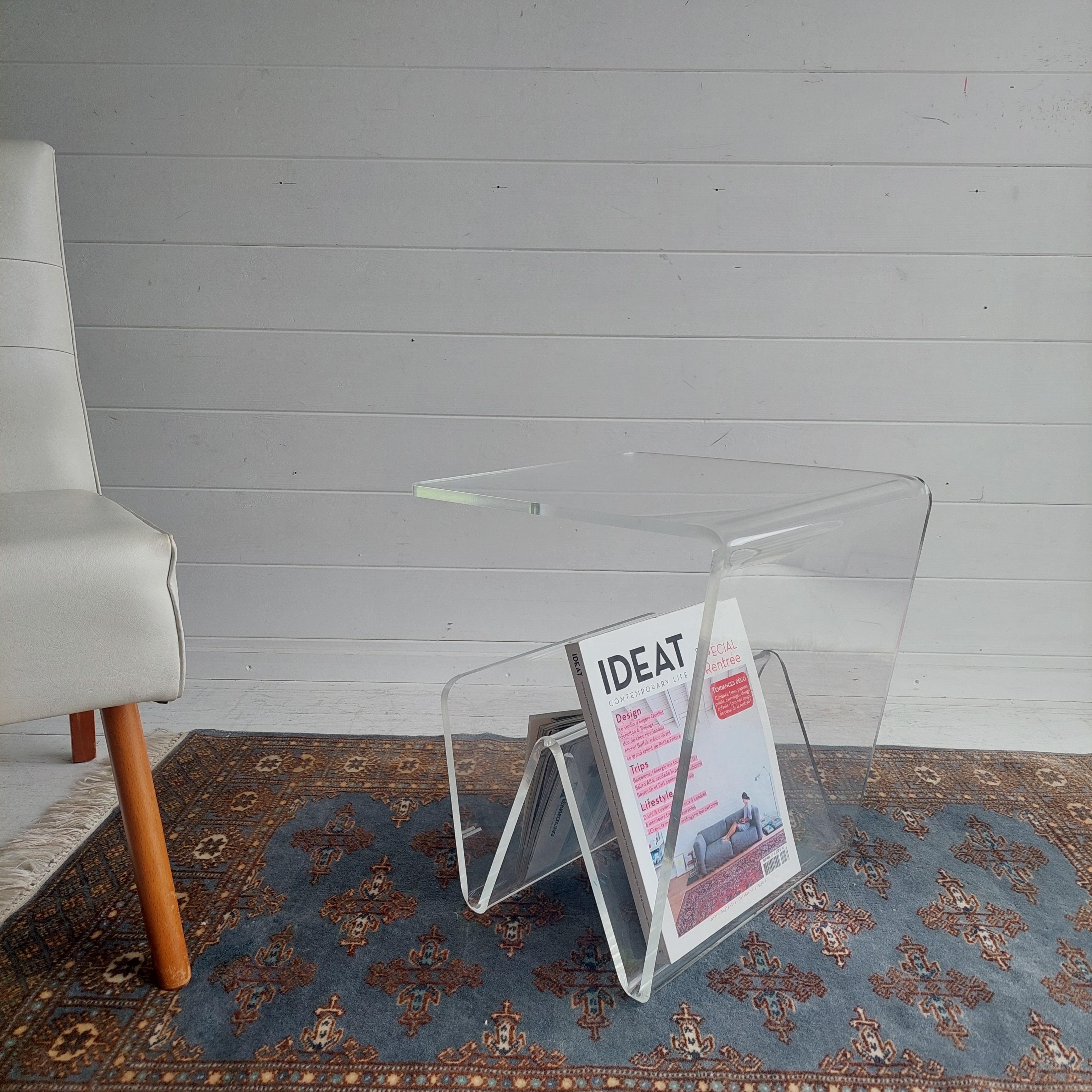 Mid Century Italian Acrylic Plexiglass Side Table with magazine rack, 70s In Good Condition In Leamington Spa, GB