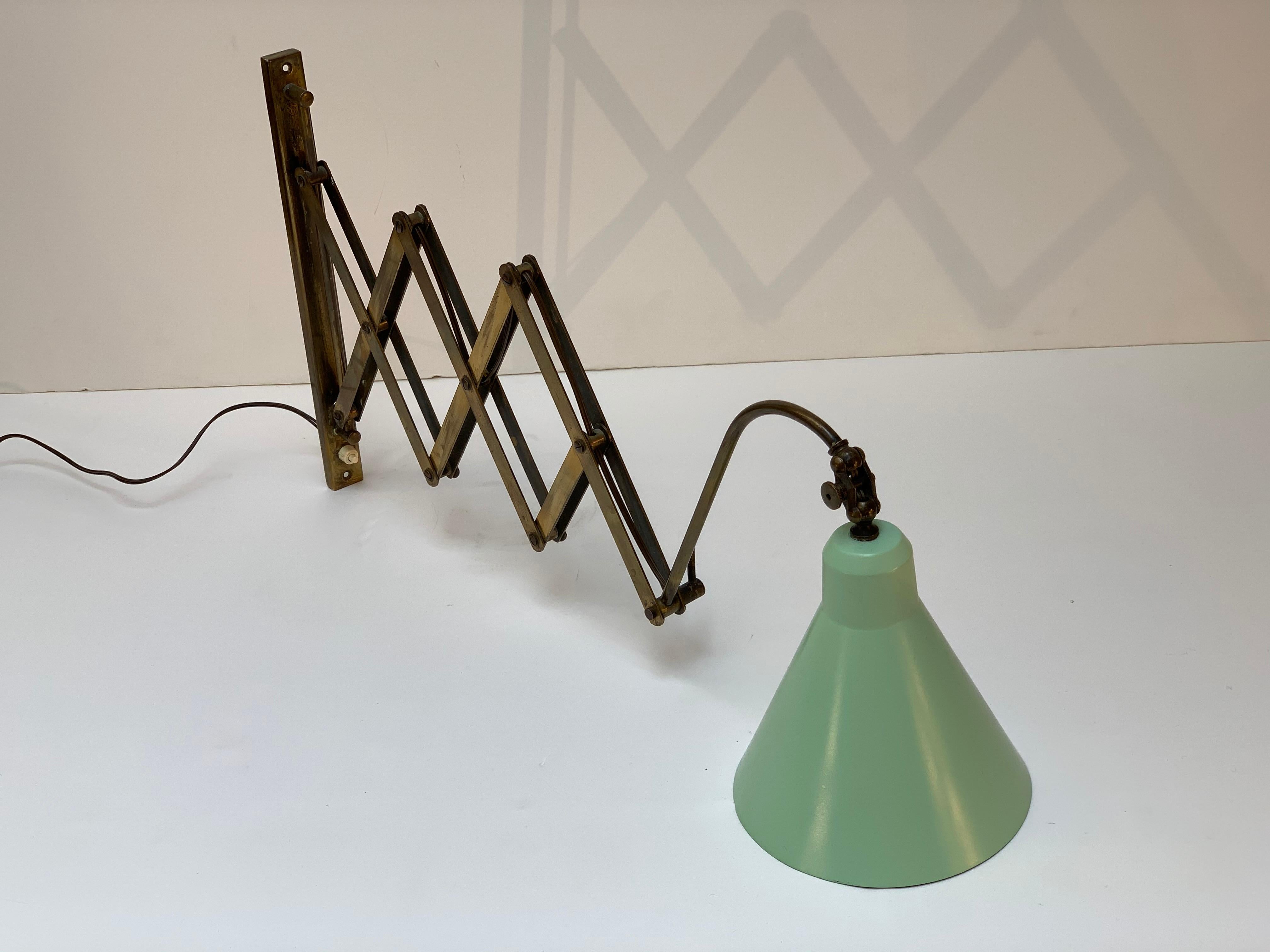 Midcentury Italian Adjustable and Extensible Brass Wall Light In Good Condition In Firenze, Toscana