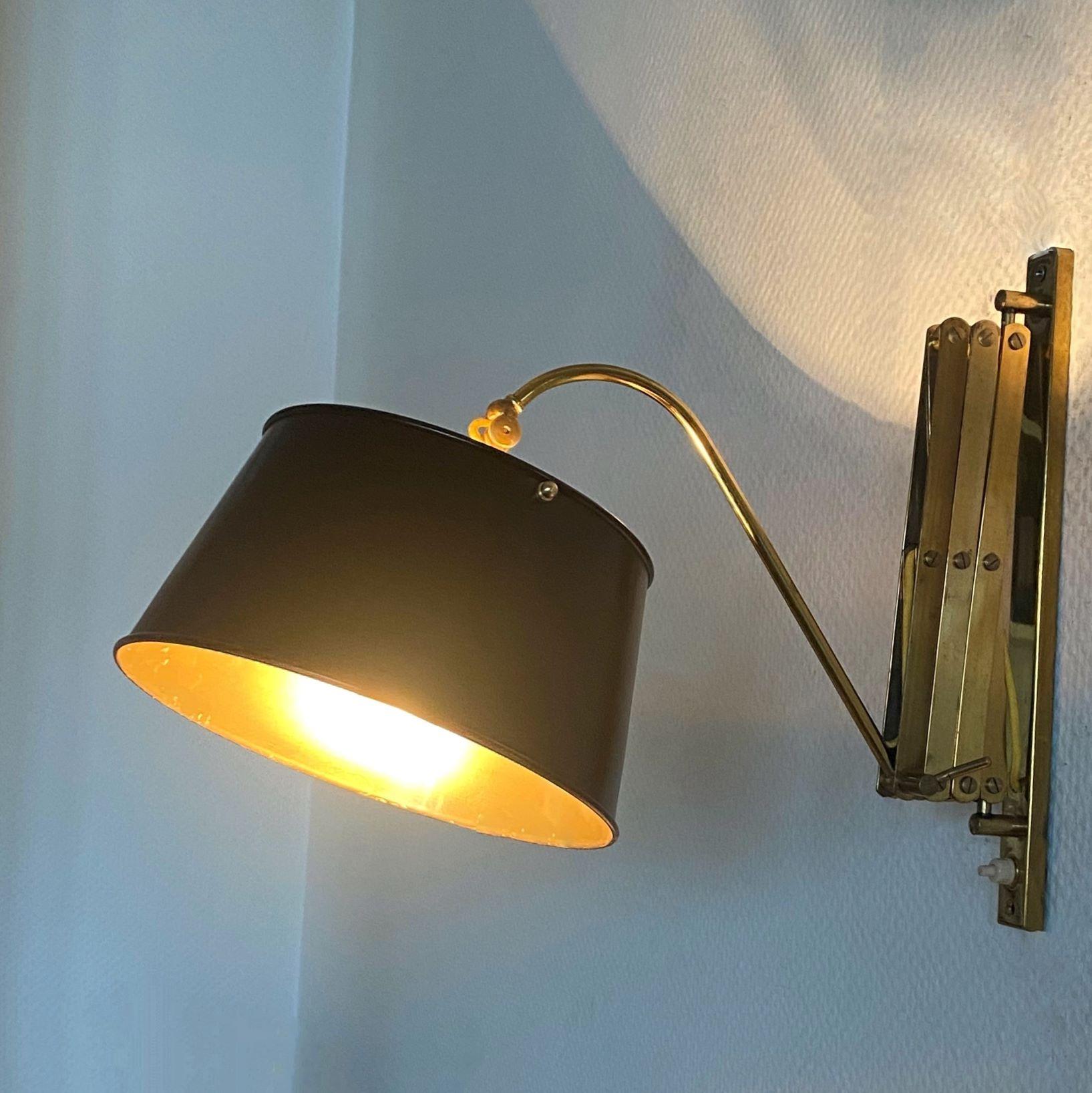 Midcentury Italian Adjustable Brass Wall Sconce with Black Lacquered Metal Shade For Sale 5