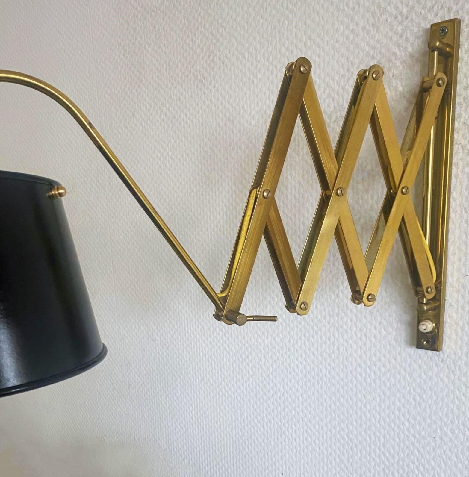 Midcentury Italian Adjustable Brass Wall Sconce with Black Lacquered Metal Shade For Sale 6