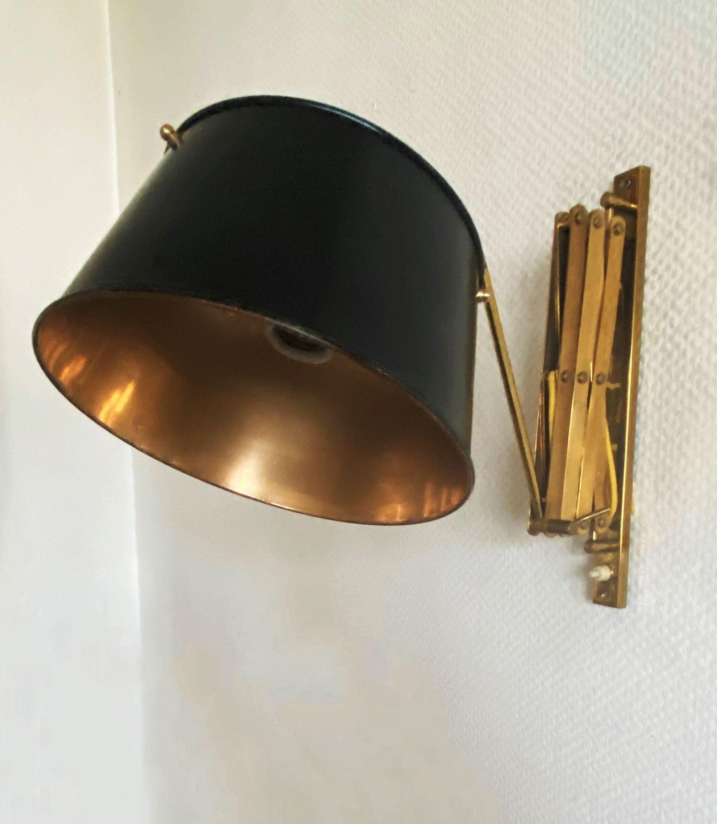 Midcentury Italian Adjustable Brass Wall Sconce with Black Lacquered Metal Shade For Sale 9