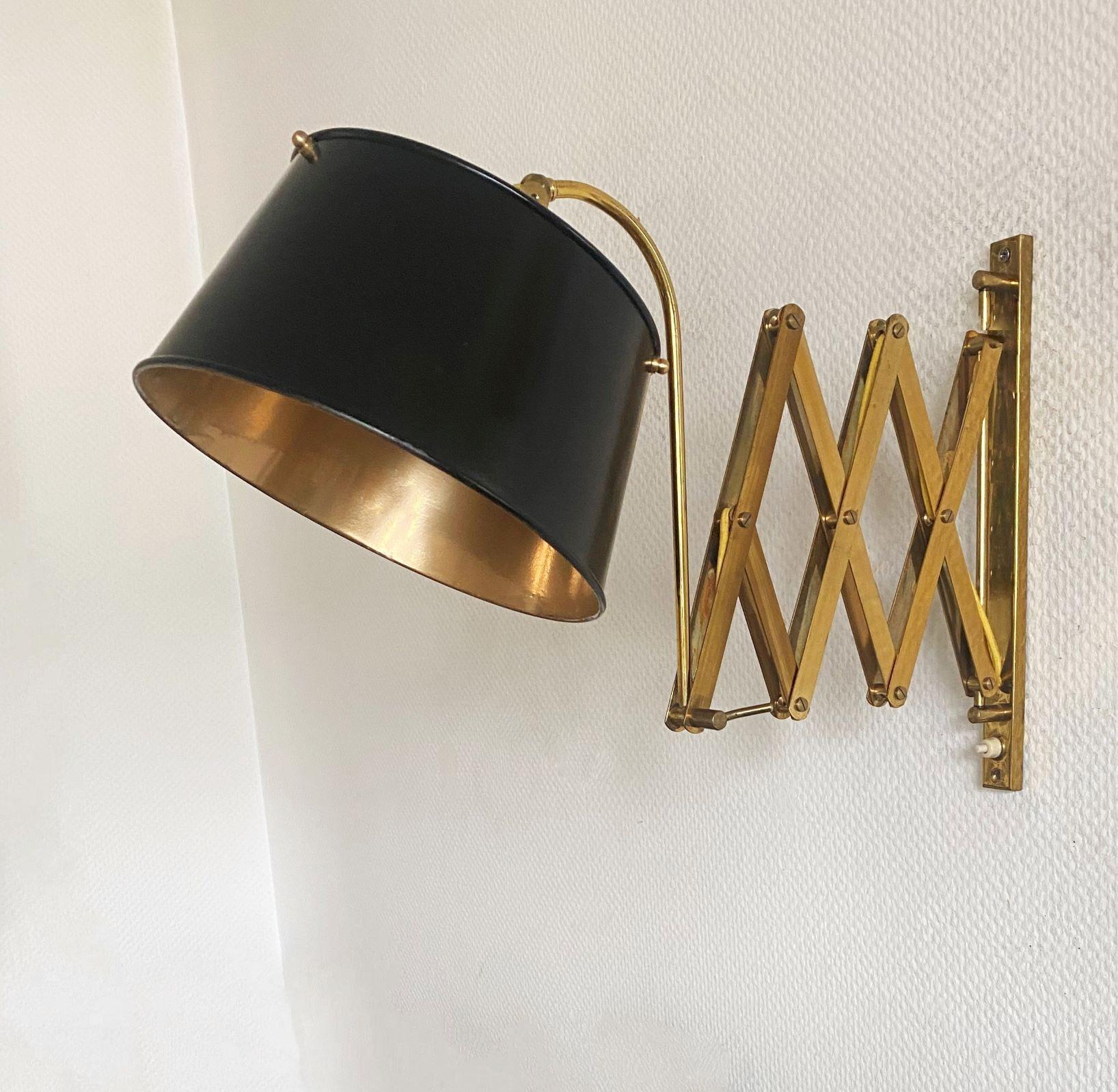 Mid-Century Modern Midcentury Italian Adjustable Brass Wall Sconce with Black Lacquered Metal Shade For Sale