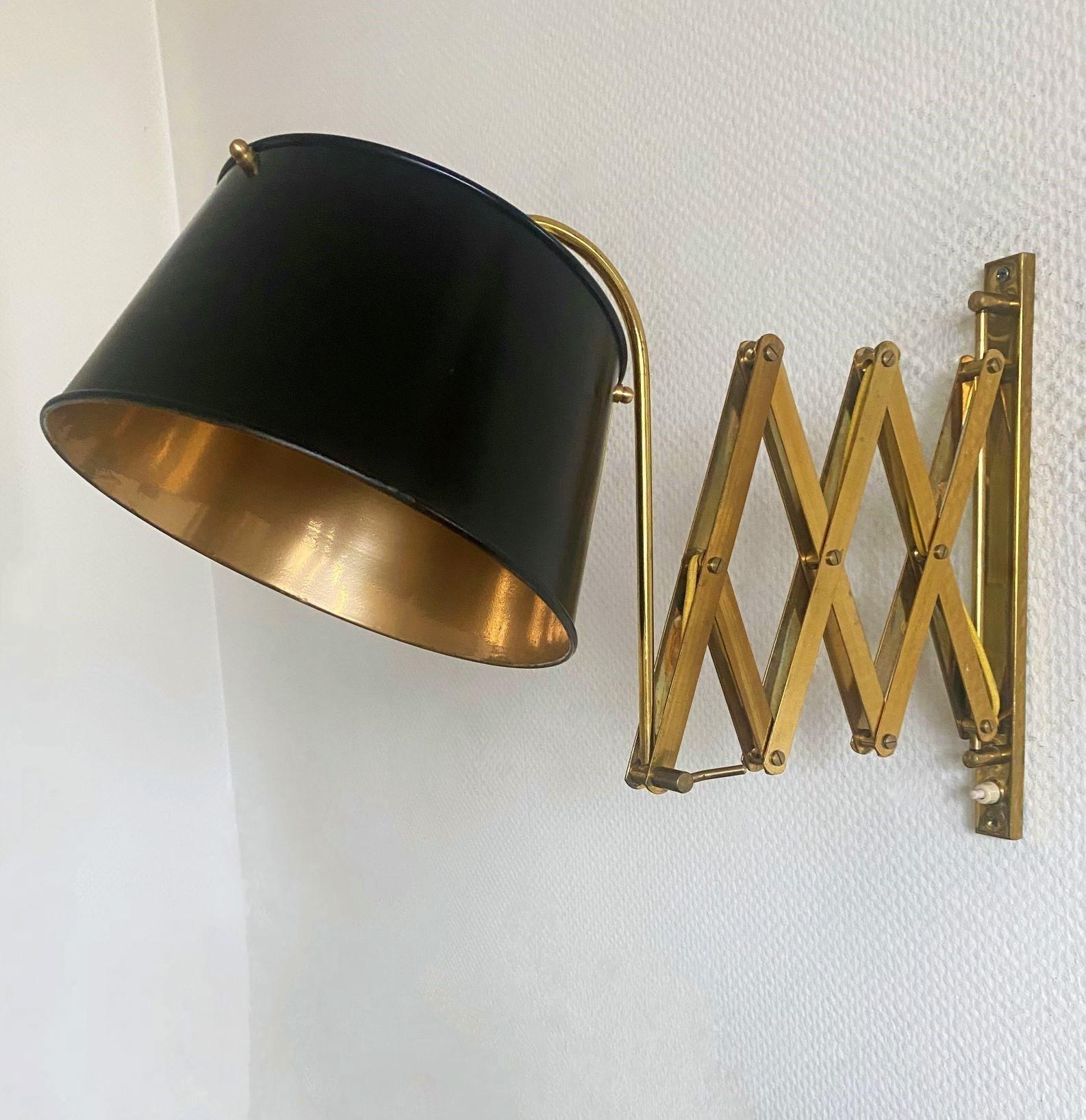 Midcentury Italian Adjustable Brass Wall Sconce with Black Lacquered Metal Shade In Good Condition For Sale In Frankfurt am Main, DE