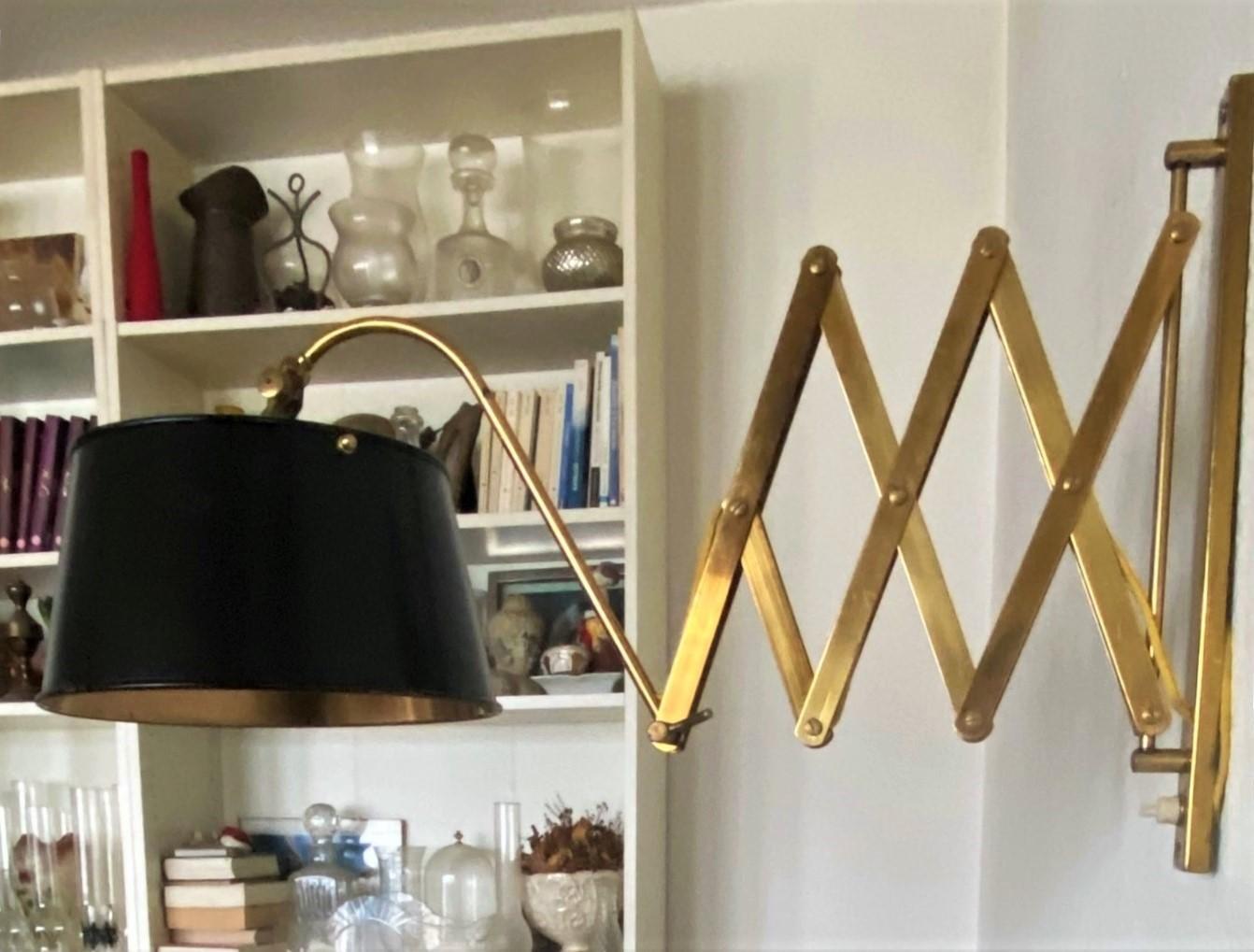 20th Century Midcentury Italian Adjustable Brass Wall Sconce with Black Lacquered Metal Shade For Sale