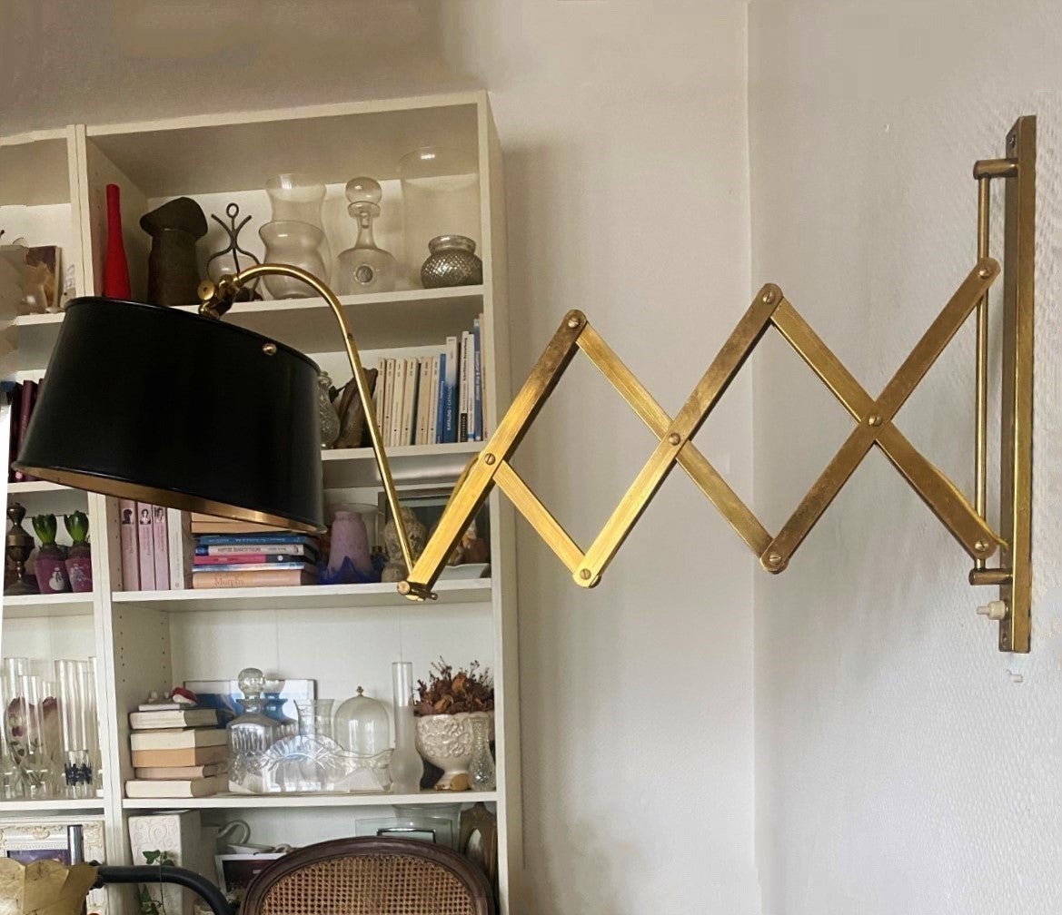 Midcentury Italian Adjustable Brass Wall Sconce with Black Lacquered Metal Shade For Sale 1