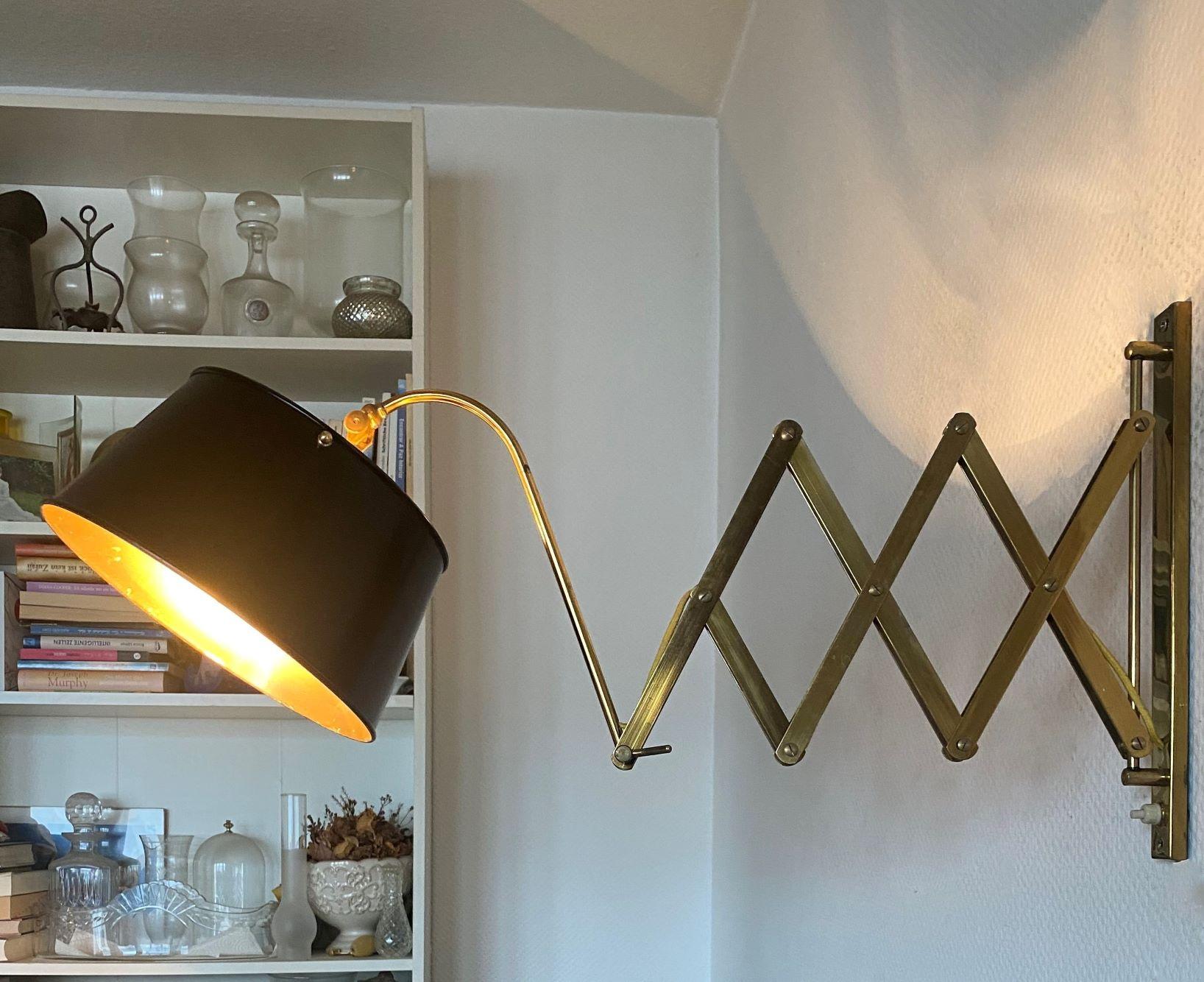 Midcentury Italian Adjustable Brass Wall Sconce with Black Lacquered Metal Shade For Sale 2