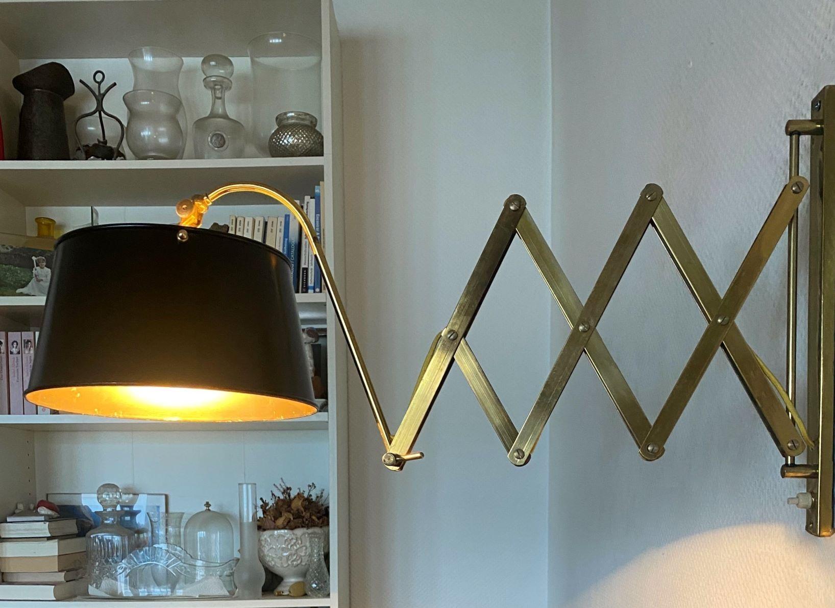Midcentury Italian Adjustable Brass Wall Sconce with Black Lacquered Metal Shade For Sale 3