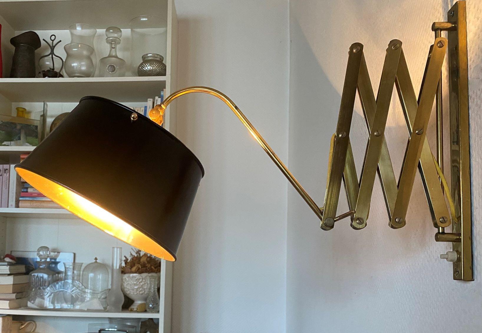 Midcentury Italian Adjustable Brass Wall Sconce with Black Lacquered Metal Shade For Sale 4
