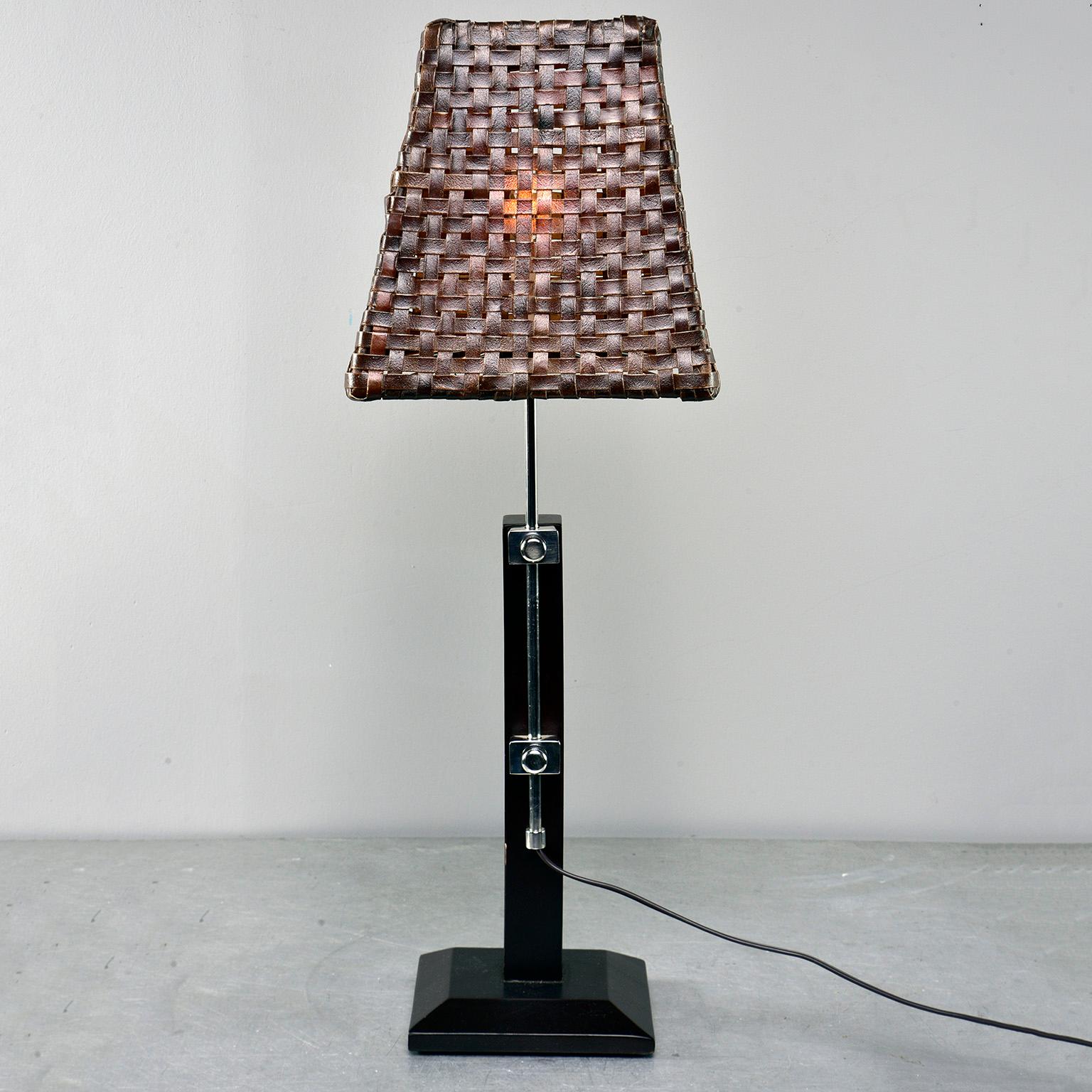 Verstellbare italienische Mid-Century-Lampe mit originalem gewebtem Lederschirm im Zustand „Gut“ im Angebot in Troy, MI