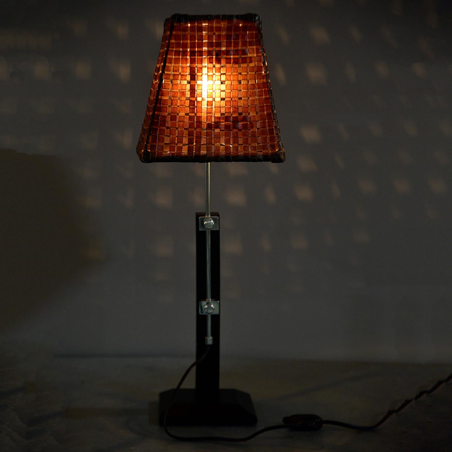 Verstellbare italienische Mid-Century-Lampe mit originalem gewebtem Lederschirm (20. Jahrhundert) im Angebot
