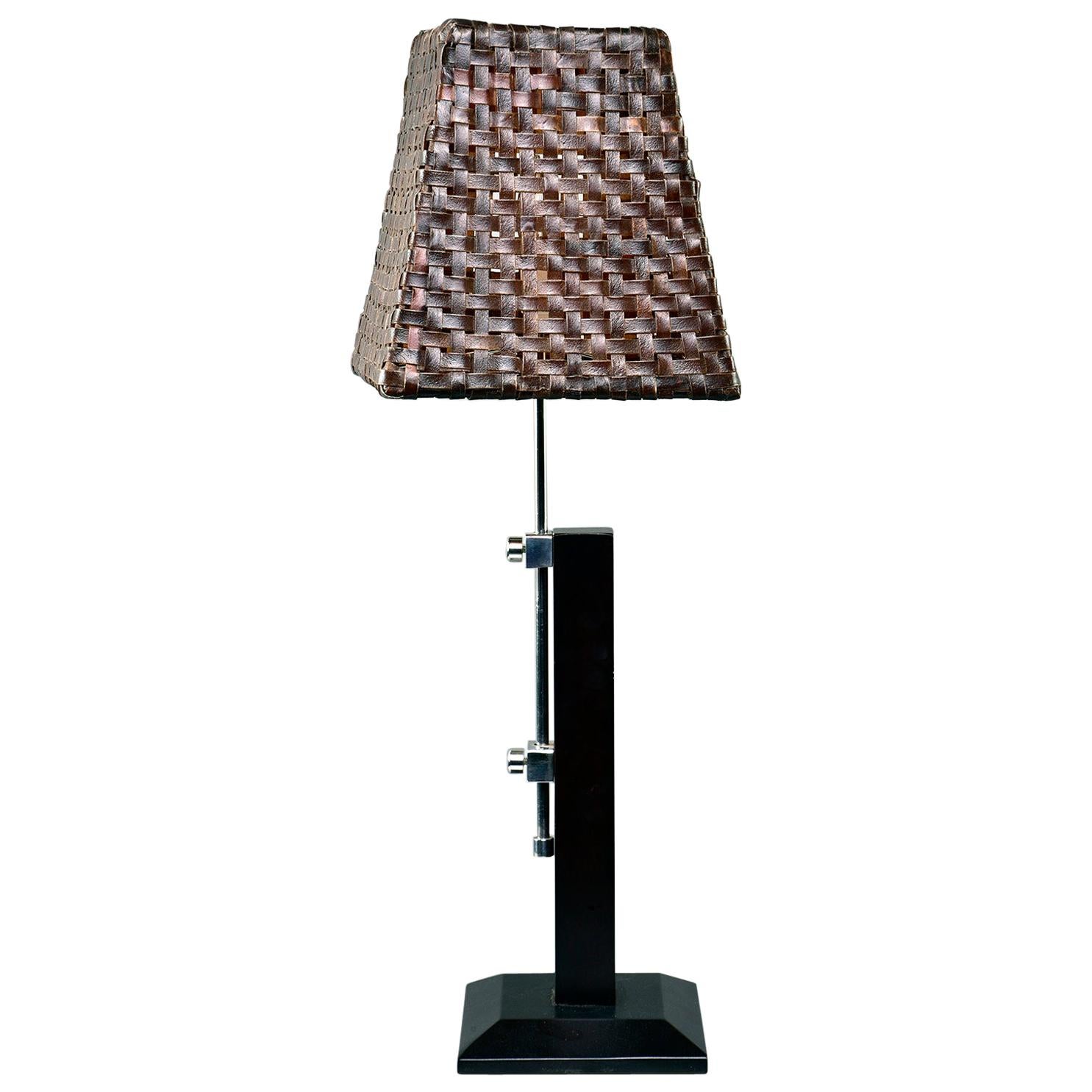 Verstellbare italienische Mid-Century-Lampe mit originalem gewebtem Lederschirm im Angebot