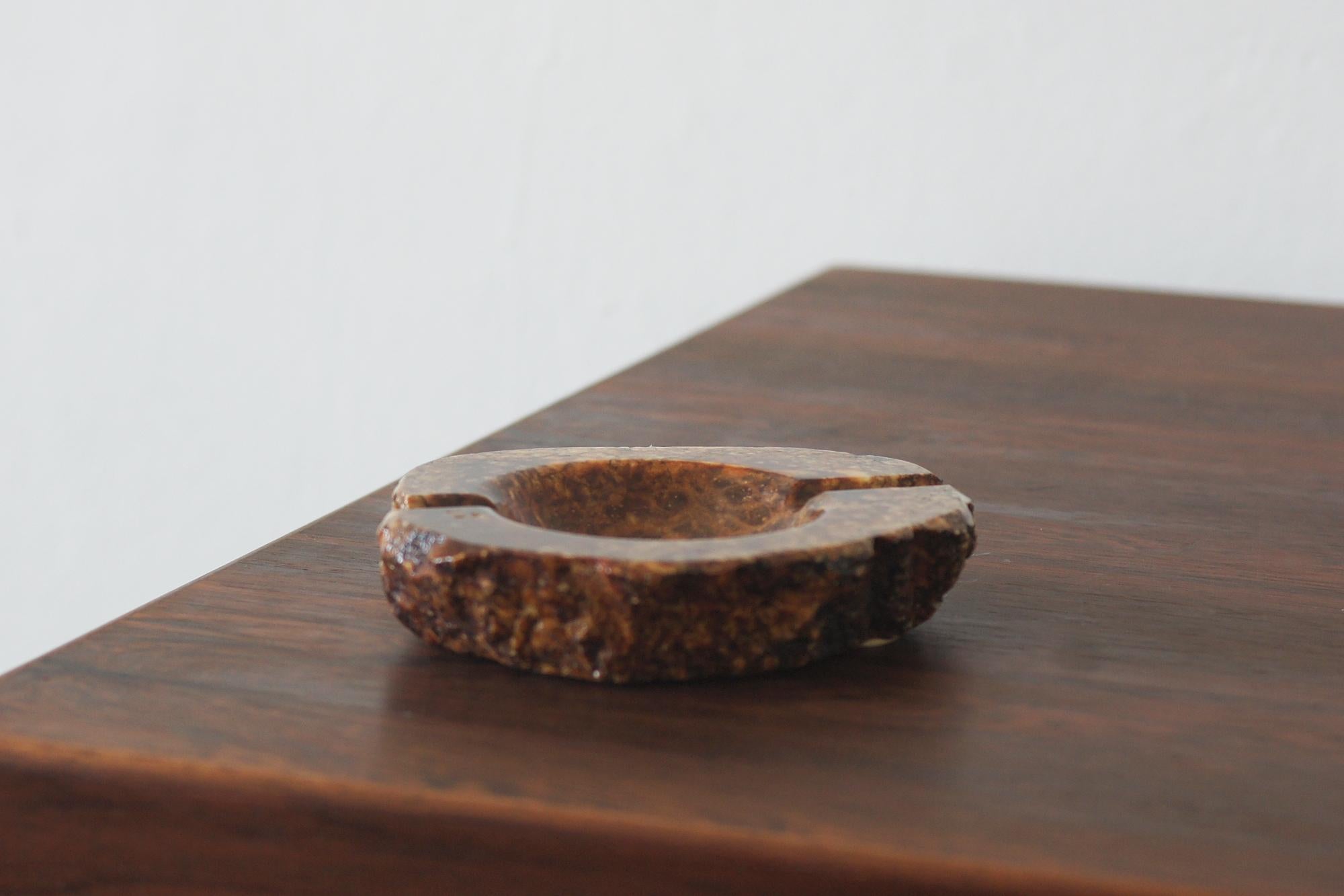 Il posacenere in alabastro italiano è un oggetto elegante e decorativo che combina funzionalità ed estetica unica.
Unico come ogni pezzo di alabastro realizzato in Italia
L'alabastro, una pietra traslucida e delicata, è stato apprezzato in Italia