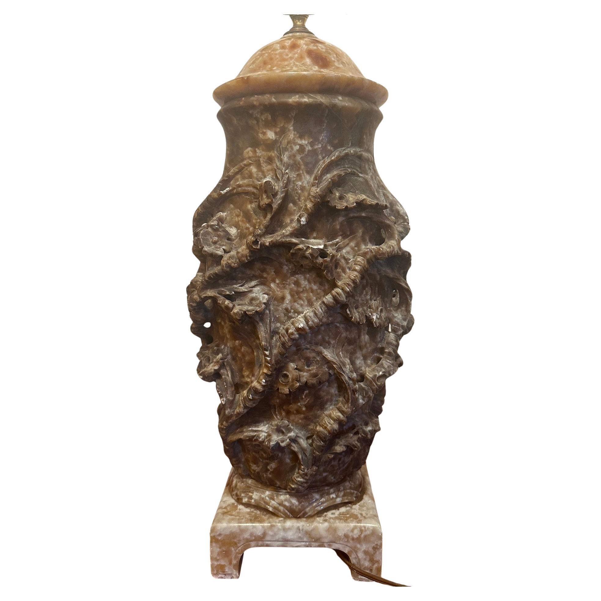 
Albâtre sculpté en Italie,  Lampe à urne de la société The Marbro Lamp Company.  Vers les années 1950.  L'abat-jour en lin neuf a un diamètre de 18
