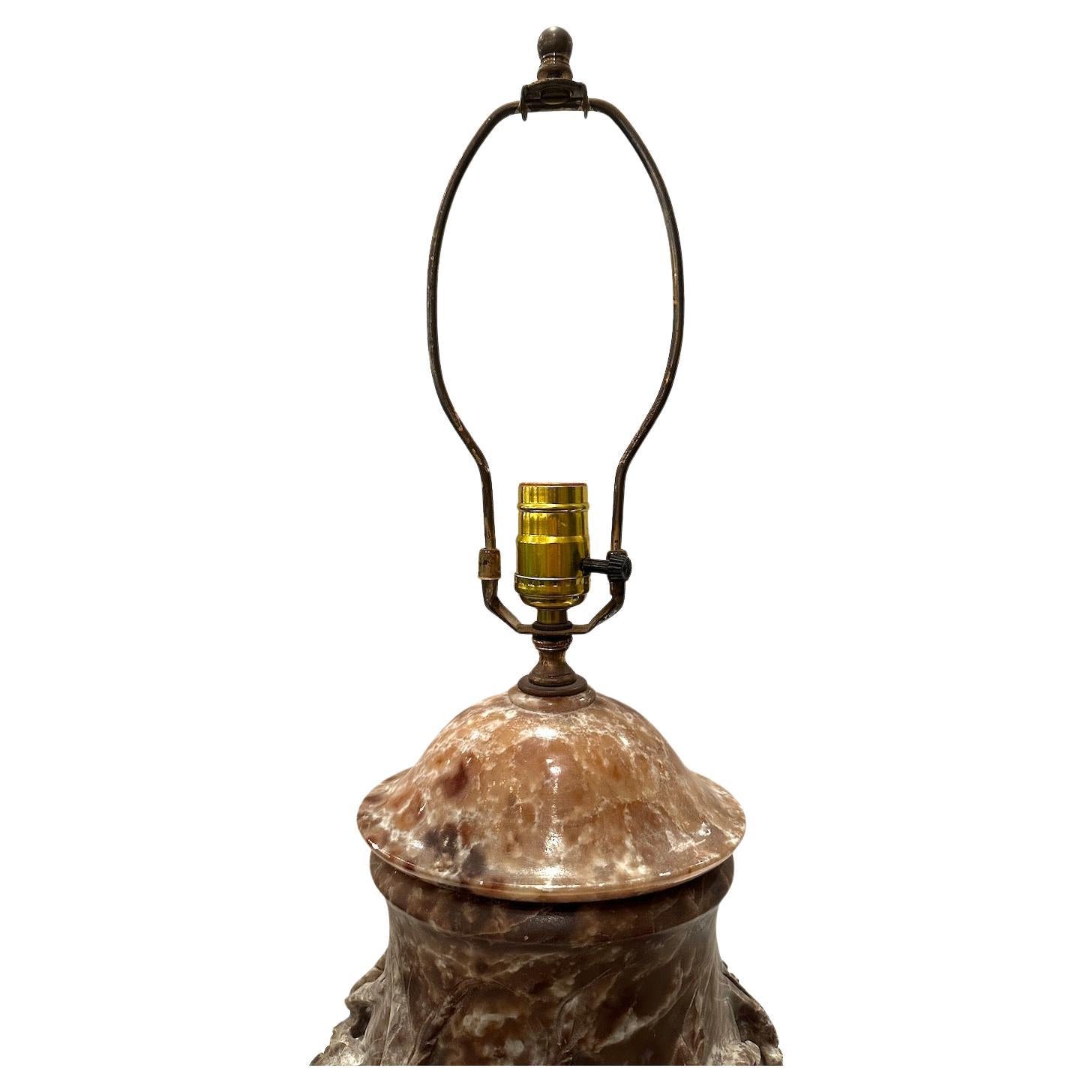 Sculpté à la main The Marbro Company Lamp en albâtre d'Italie du milieu du siècle en vente