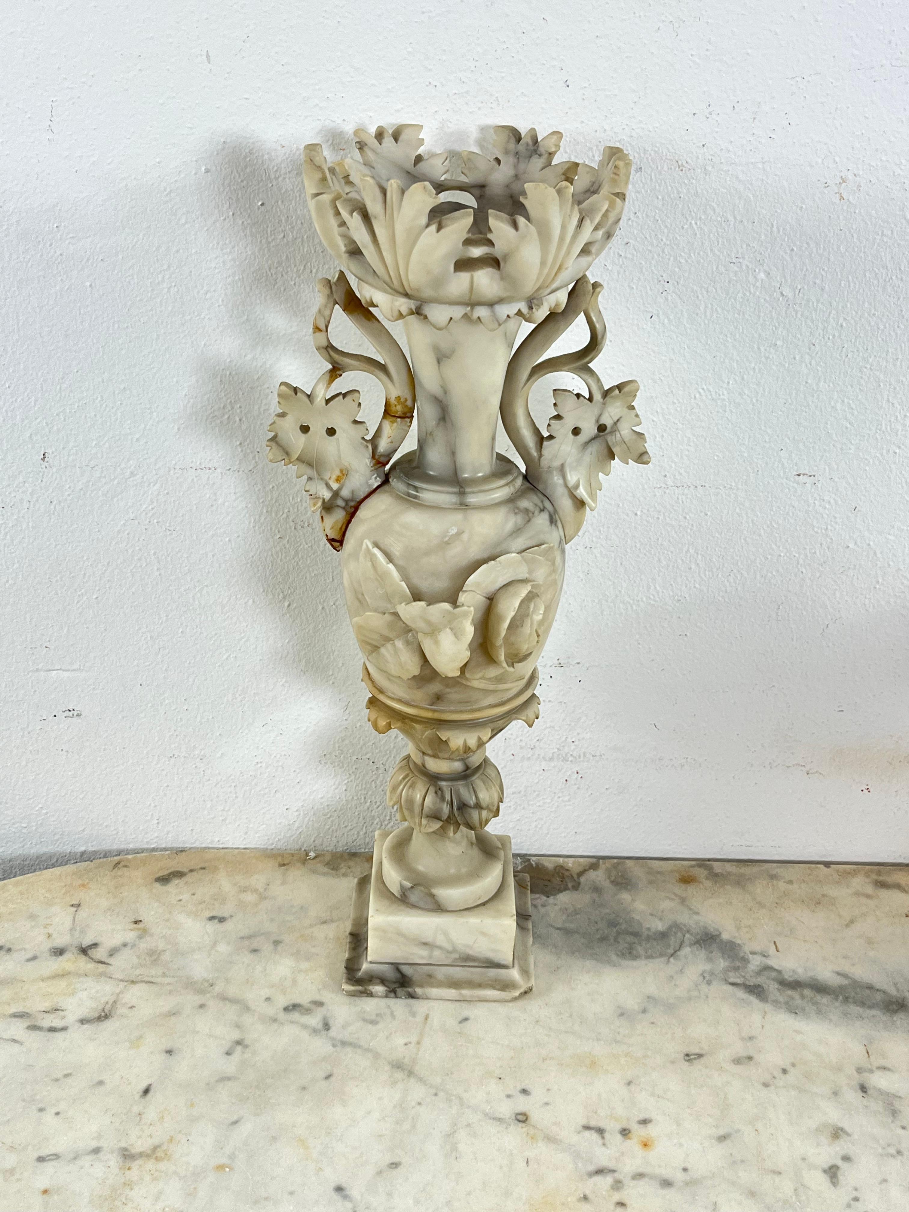 Italienische Alabaster-Vase, Mitte des Jahrhunderts, 1930er Jahre
Gefunden in einer noblen Wohnung in meiner Stadt, Palermo.
Höhe 46,5 cm.
Ordentlicher Zustand, Teile wie auf den Beschreibungsfotos geklebt.
