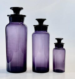 Italienische Apothekerglasflaschen mit Deckel aus der Mitte des Jahrhunderts in Amethystfarbe – 3er-Set