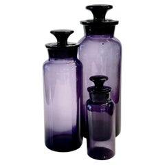 Italienische Apothekerglasflaschen mit Deckel aus der Mitte des Jahrhunderts in Amethystfarbe – 3er-Set
