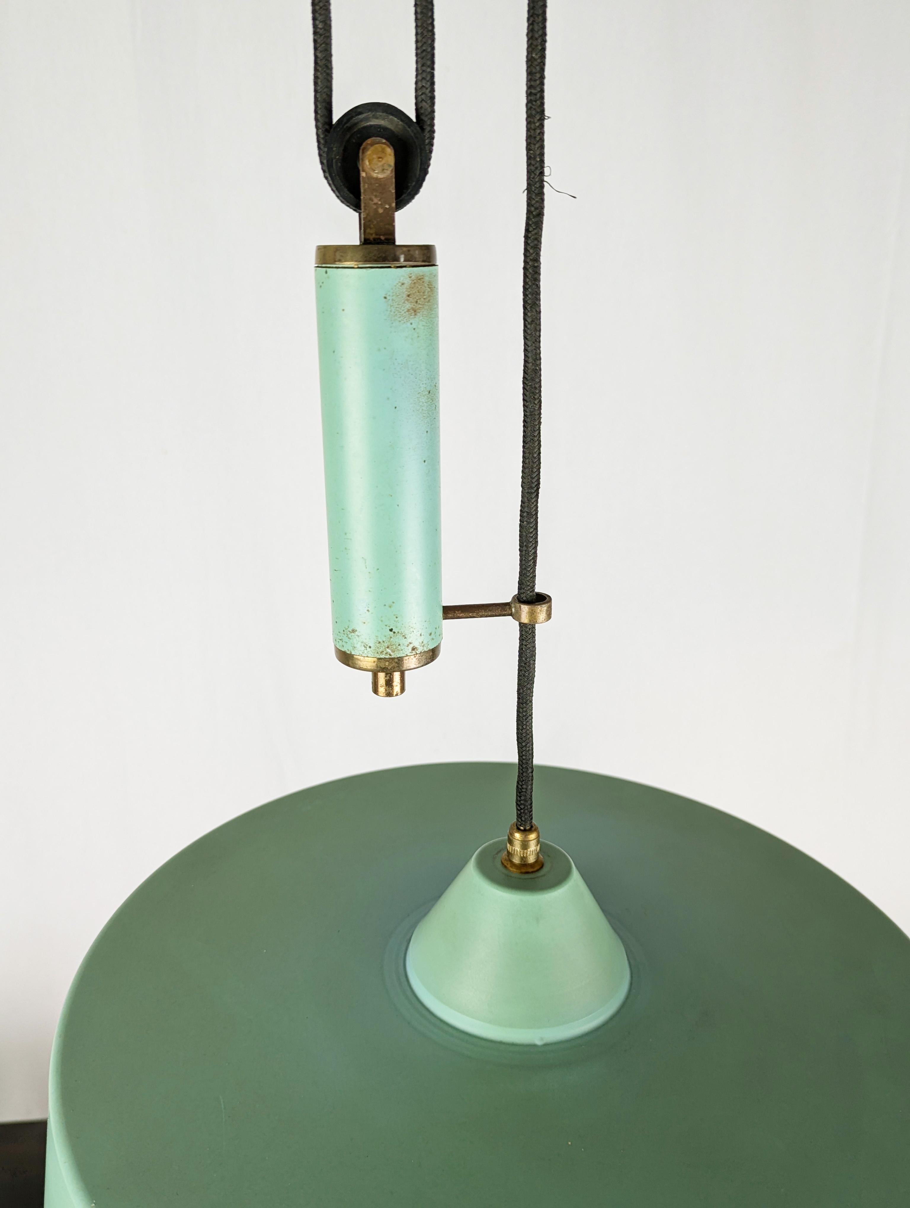 Cette suspension à contrepoids a été fabriquée en Italie vers les années 1950 et son style s'apparente à la production de Stilnovo. Il est fabriqué en laiton et en aluminium laqué et est réglable en hauteur (de 92 à 170 cm). Très bon état vintage :