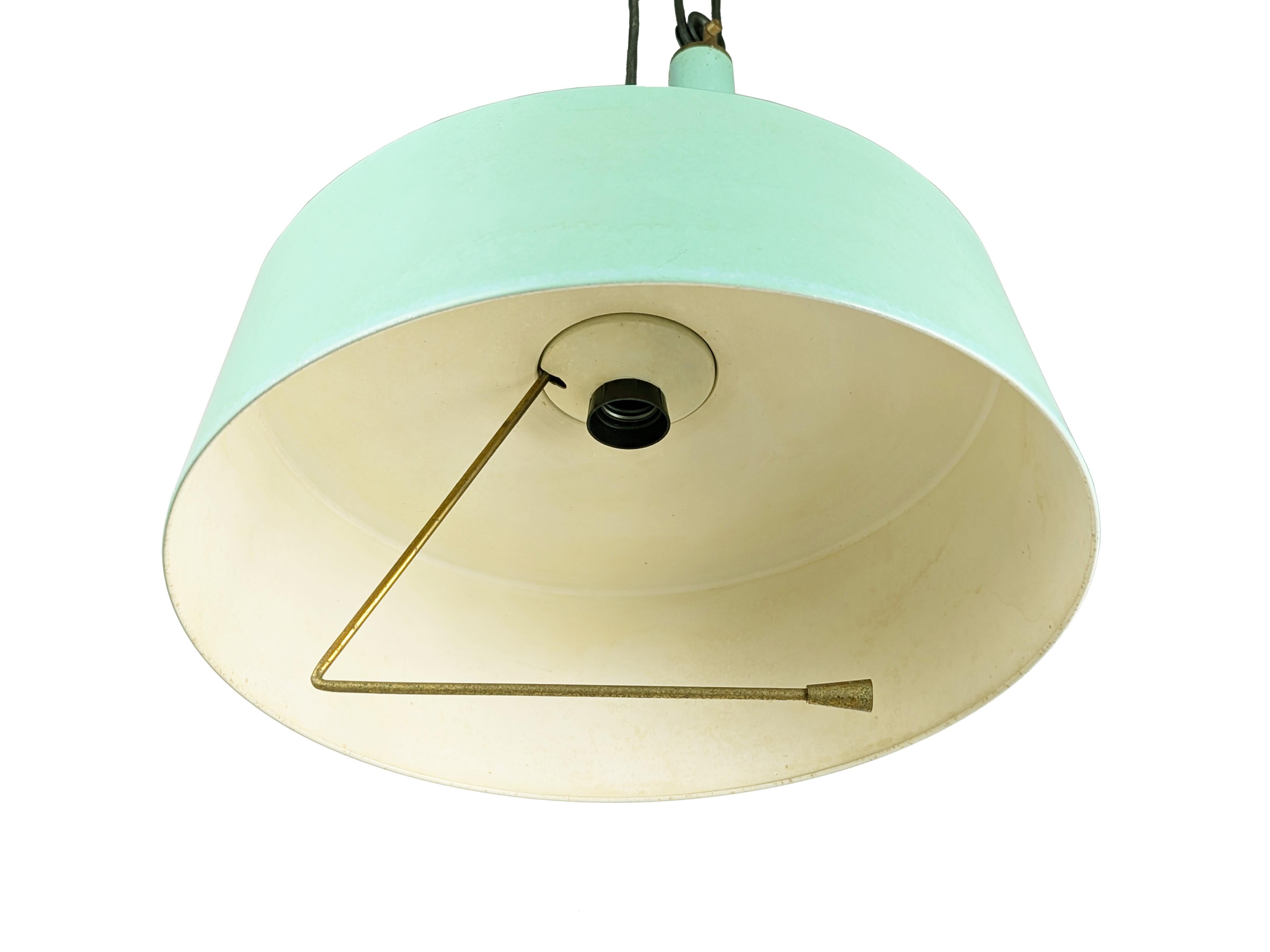 Peint Lampe suspendue à contrepoids en aigue-marine et laiton, Italie du milieu du siècle, années 1950 en vente