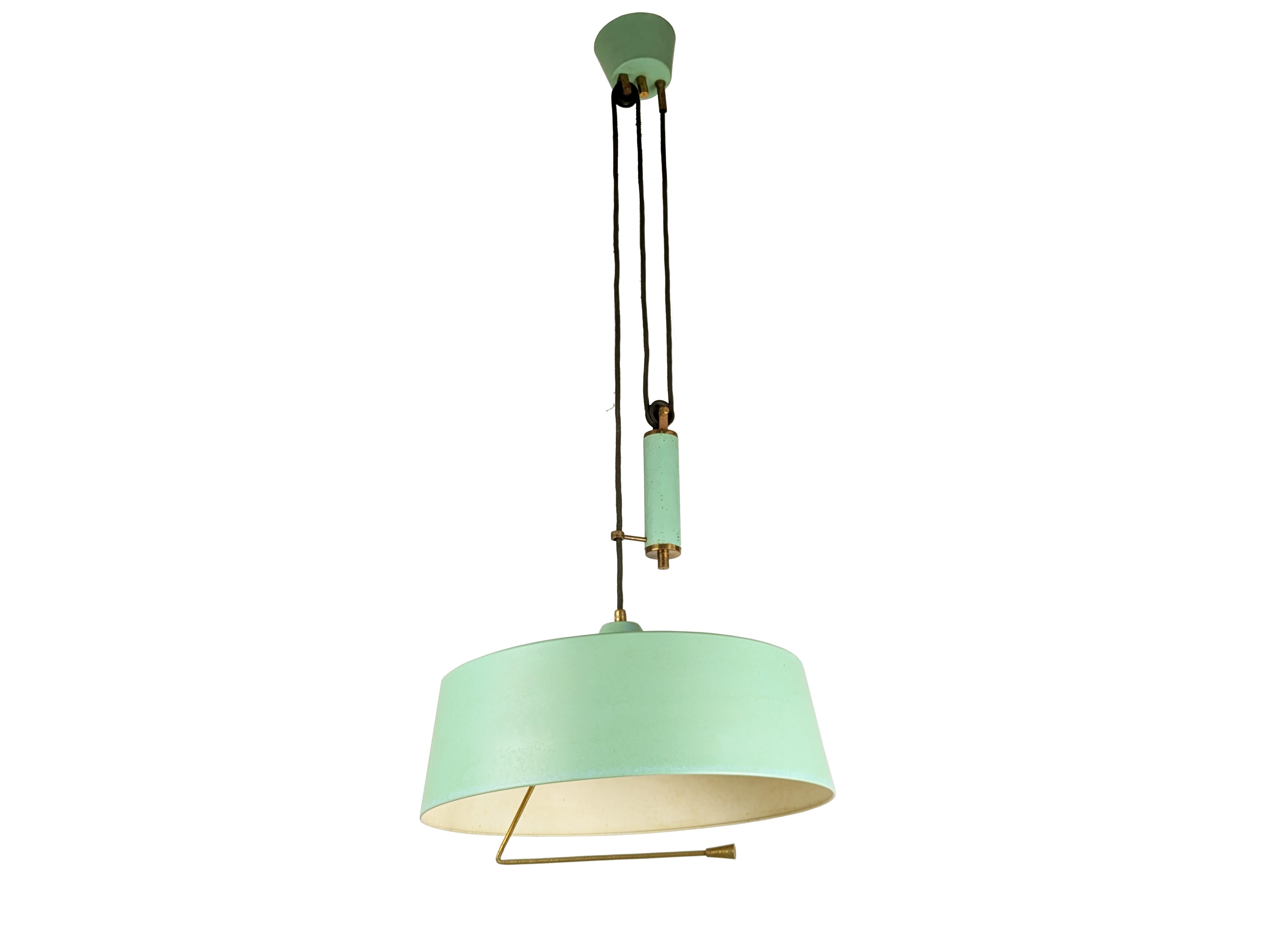 Milieu du XXe siècle Lampe suspendue à contrepoids en aigue-marine et laiton, Italie du milieu du siècle, années 1950 en vente