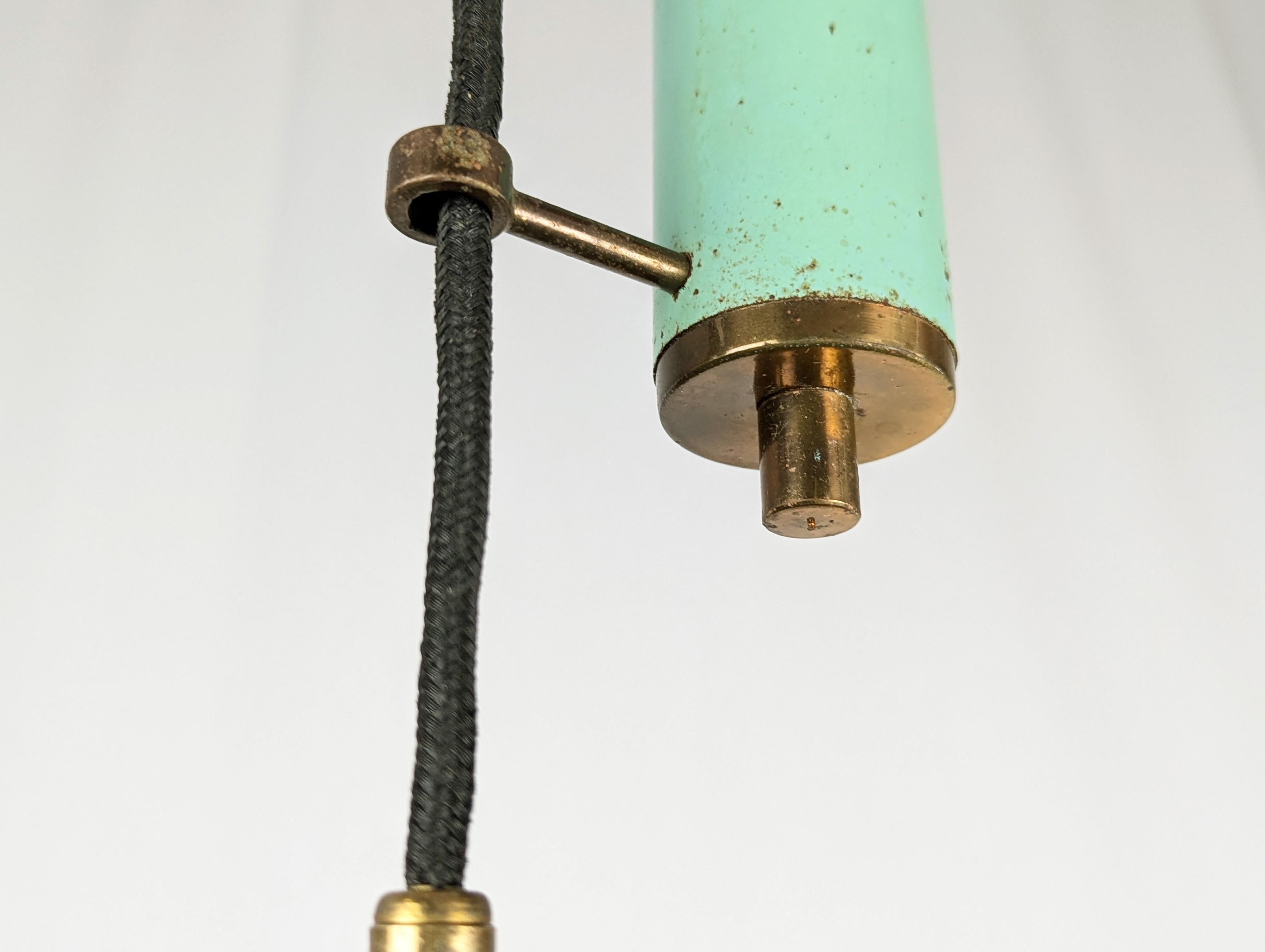 Aluminium Lampe suspendue à contrepoids en aigue-marine et laiton, Italie du milieu du siècle, années 1950 en vente