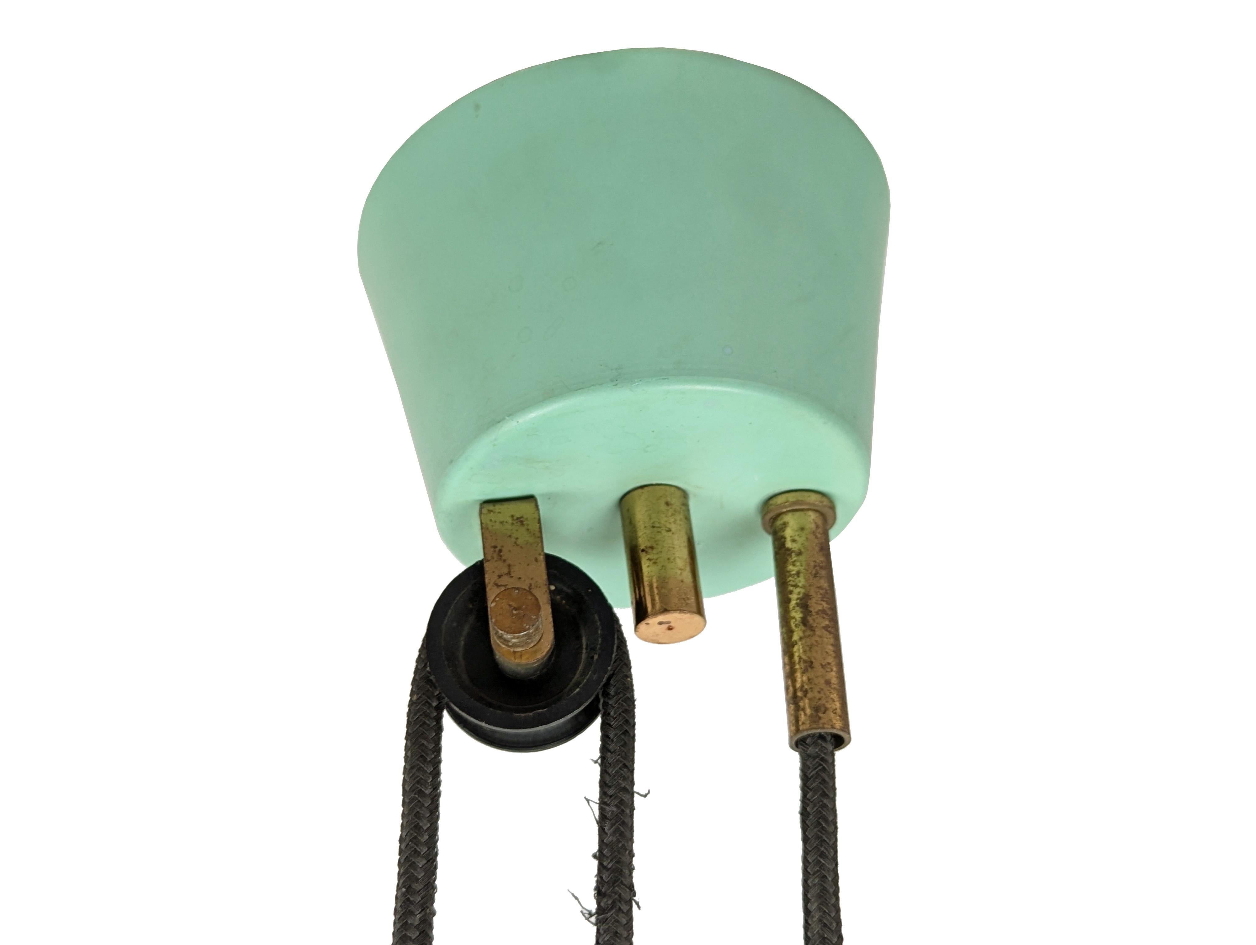 Lampe suspendue à contrepoids en aigue-marine et laiton, Italie du milieu du siècle, années 1950 en vente 1