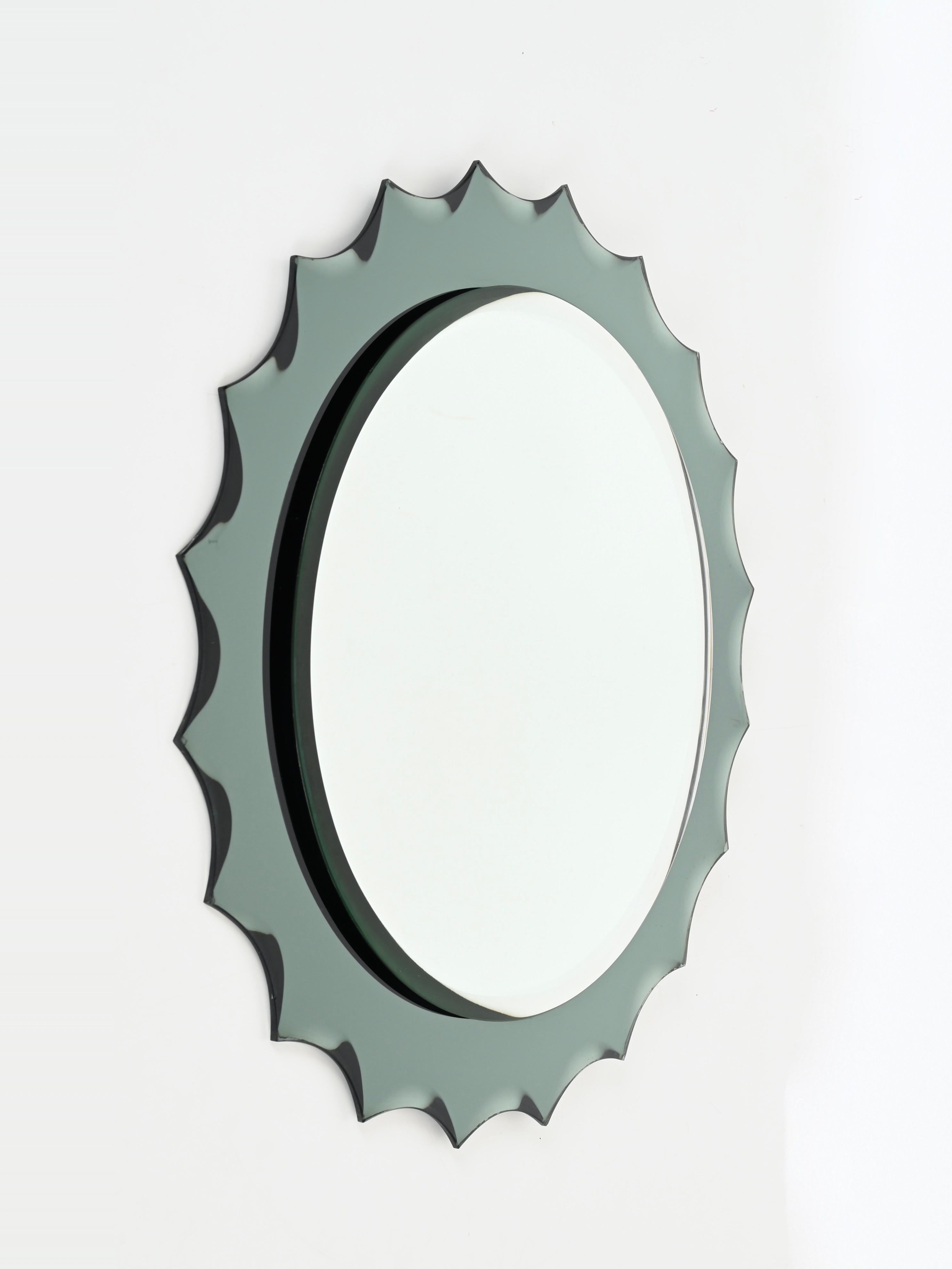Magnifique miroir rond italien du milieu du siècle avec un magnifique cadre biseauté vert tendre en forme de soleil. Ce miroir unique et élégant a été conçu par Cristal Arte et produit en Italie dans les années 1960. 

Ce miroir est dans un état