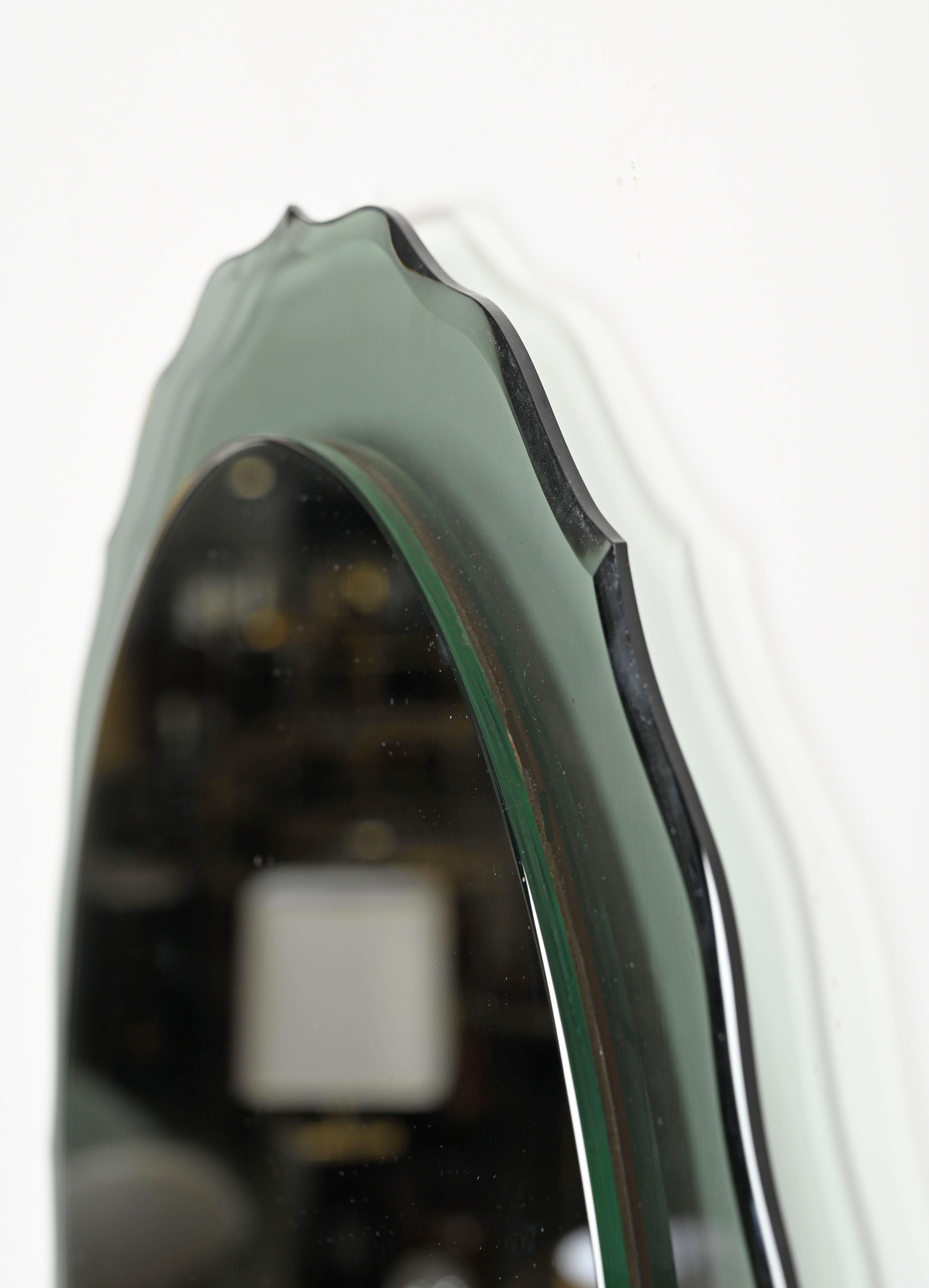 Espejo redondo biselado verde aguamarina italiano de mediados de siglo por Cristal Arte, años 60 Italiano