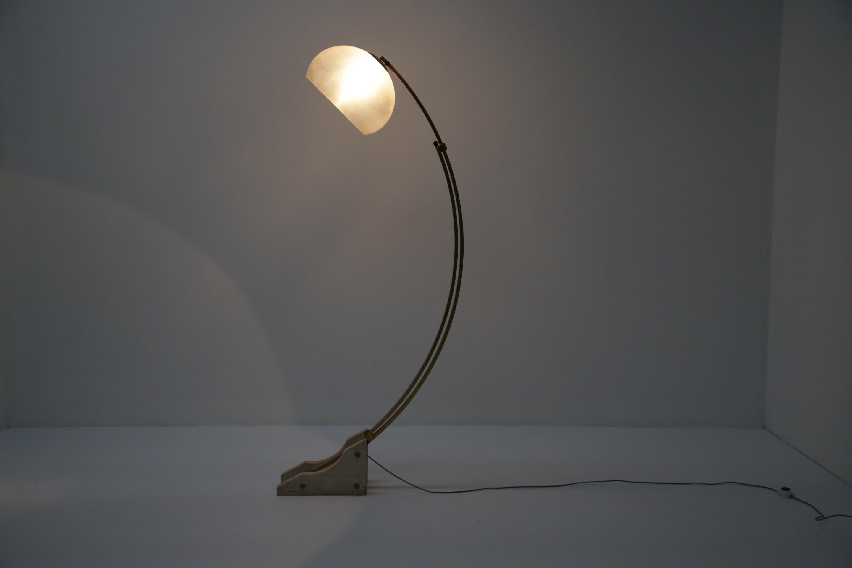 Lámpara de pie italiana de arco de mediados de siglo de Goffredo Reggiani, años 60. en venta 3