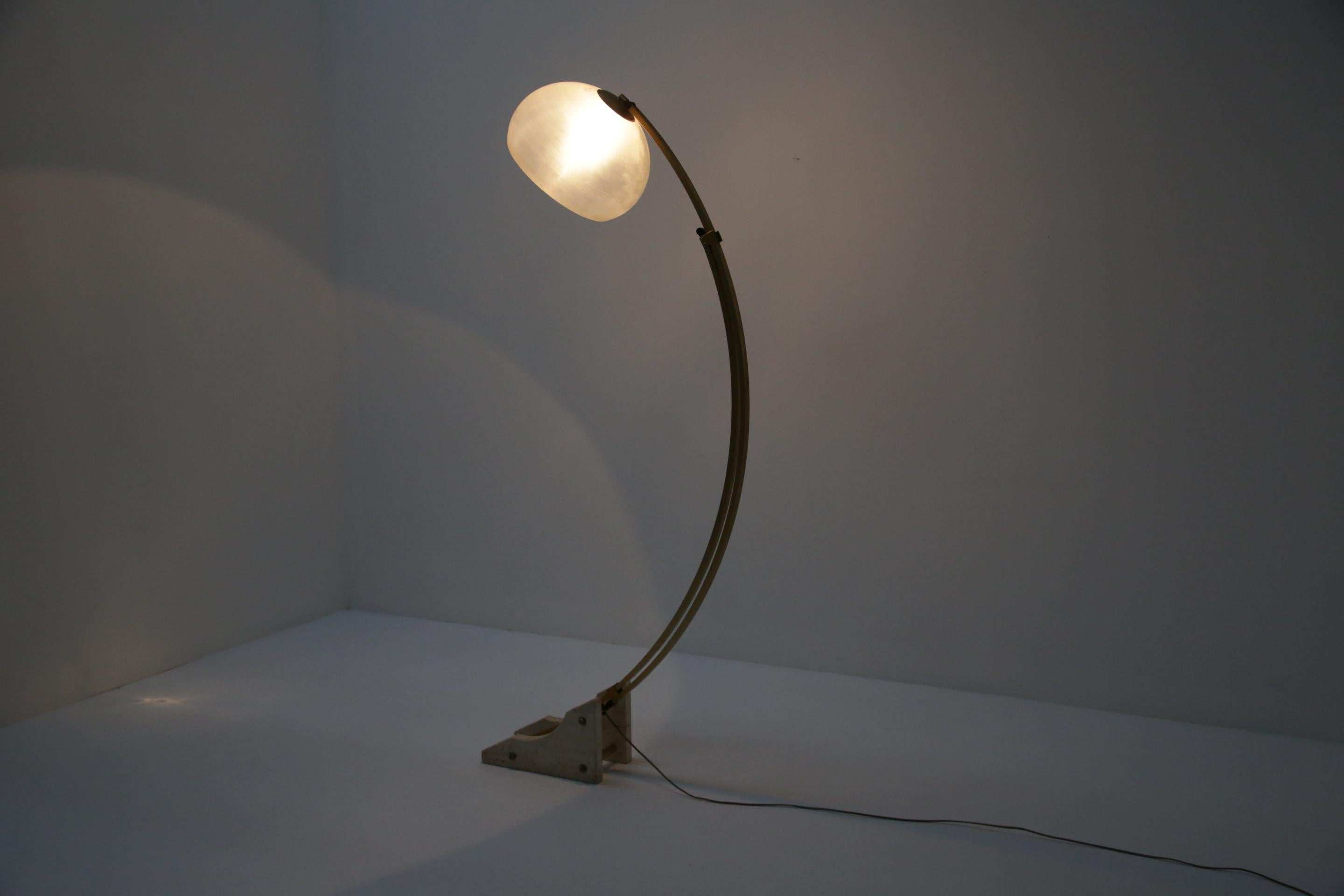 Lámpara de pie italiana de arco de mediados de siglo de Goffredo Reggiani, años 60. en venta 4