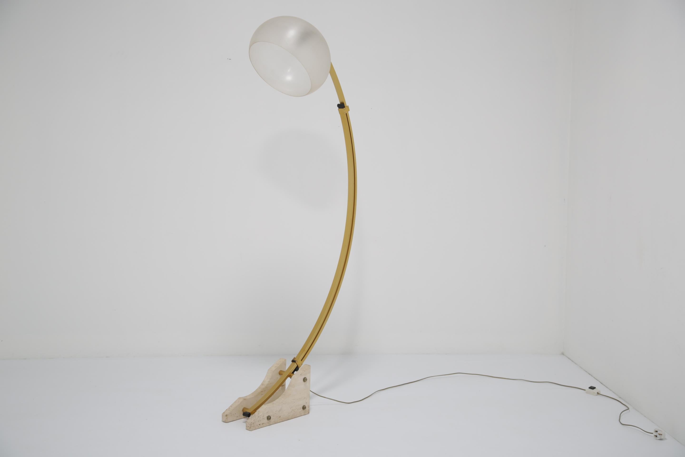 Esta impresionante e interesante lámpara de pie se importó en realidad de Suecia, pero fue diseñada por Goffredo Reggiani para Reggiani en la década de 1960. Con una pesada base de piedra de travertino con soporte de tirador anodizado en oro y una