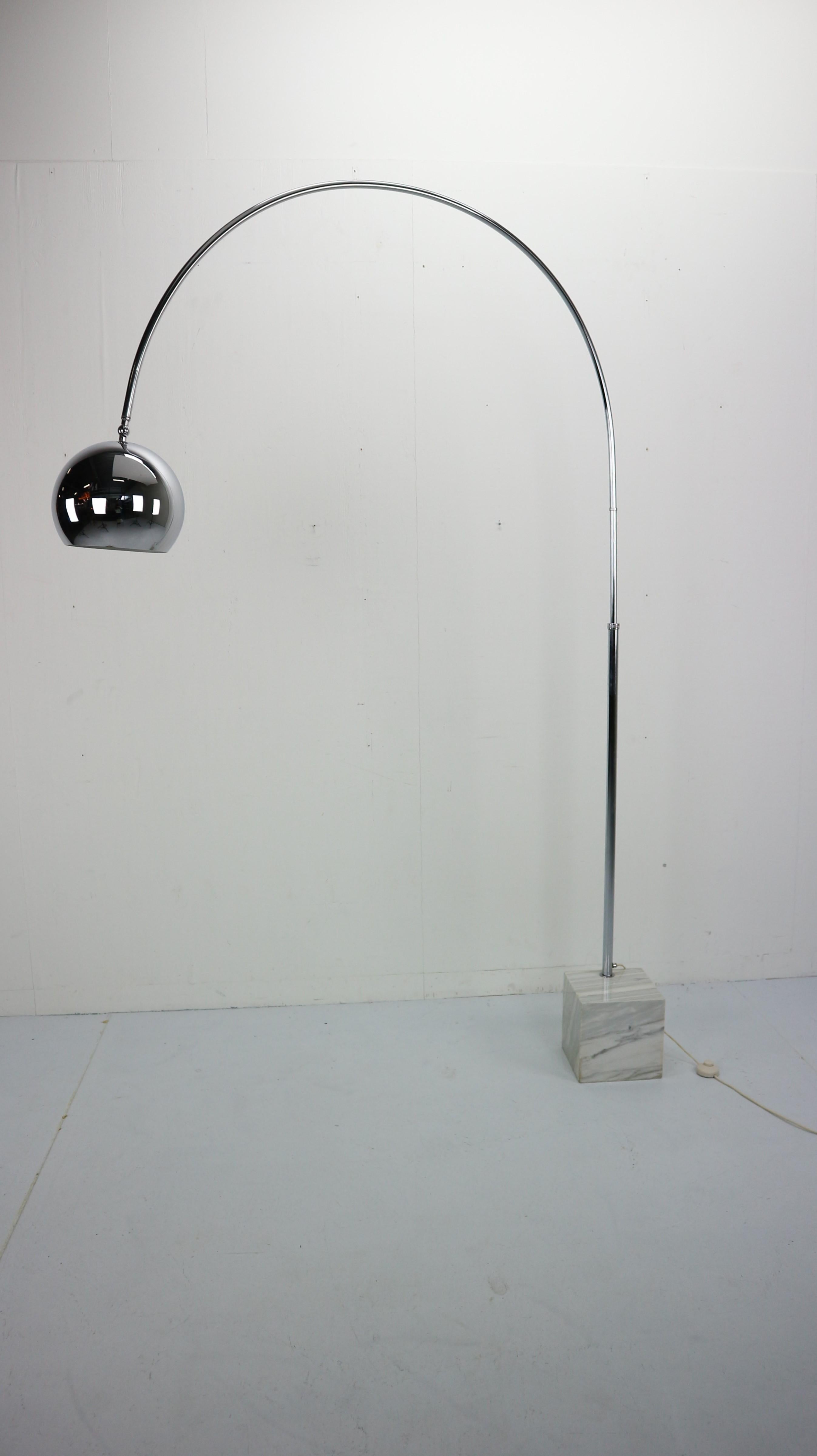 An extensible floor lamp with adjustable shade through a junction.
Marble strong base, chromed metal.
Manufactured in Italy, 1960s-1970s.
This floor lamp cleverly provides overhead lighting without requiring ceiling suspension, its polished shade