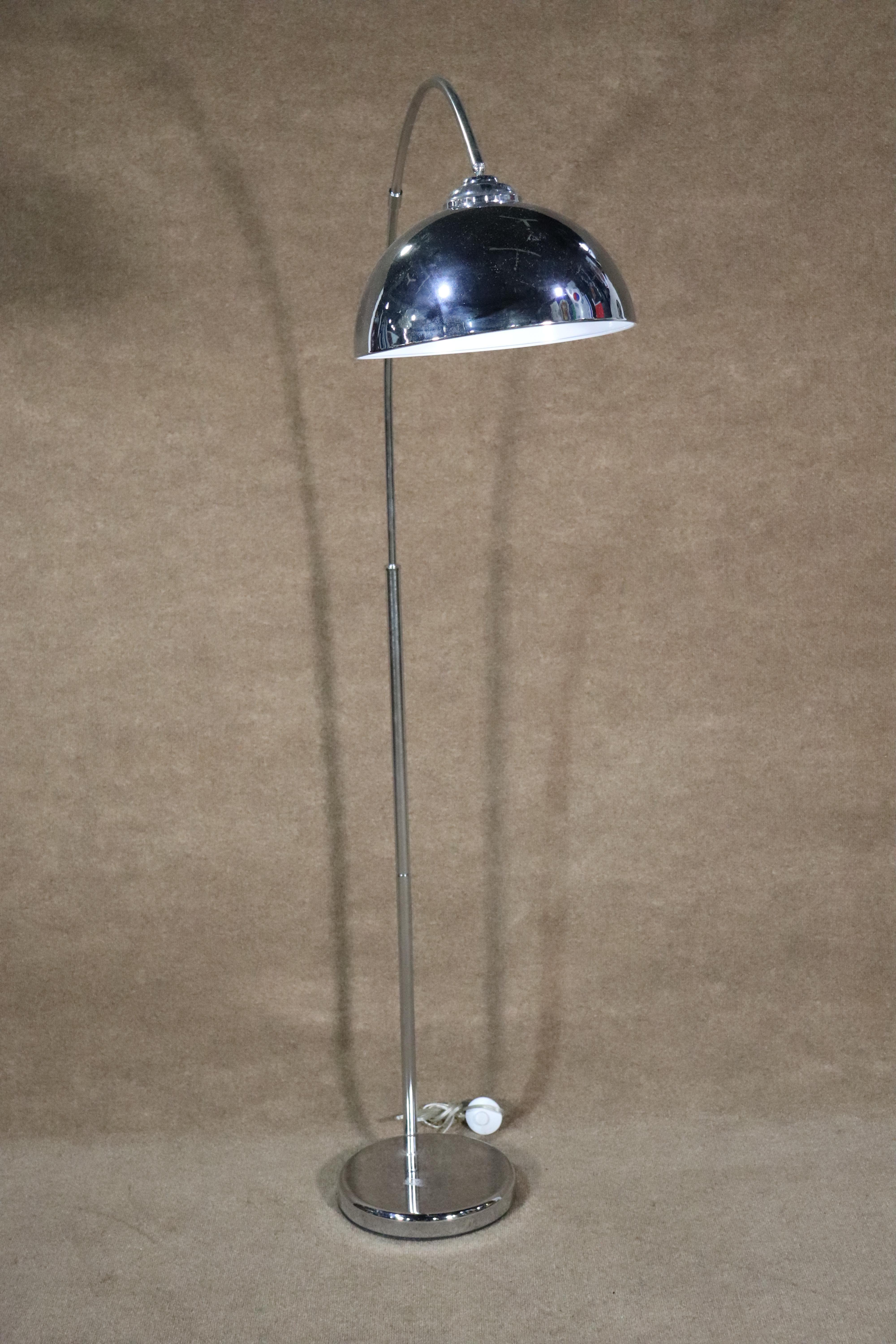 Long arch lamp in polished chrome. Mid-Century Modern Italian floor lamp for home or office.
Please confirm location.