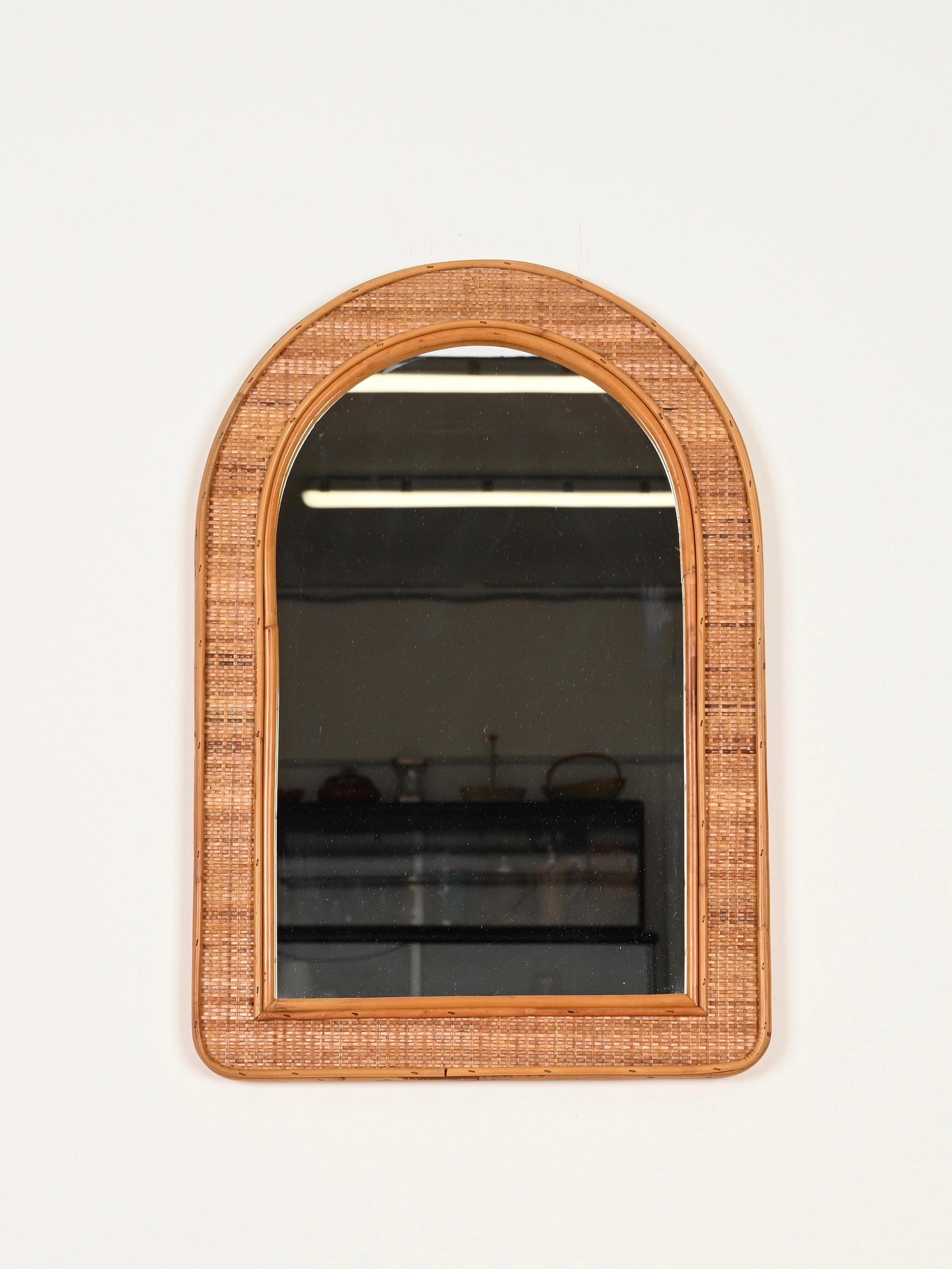 Miroir arqué italien du milieu du siècle en bambou et osier tressé, 1970 en vente 4