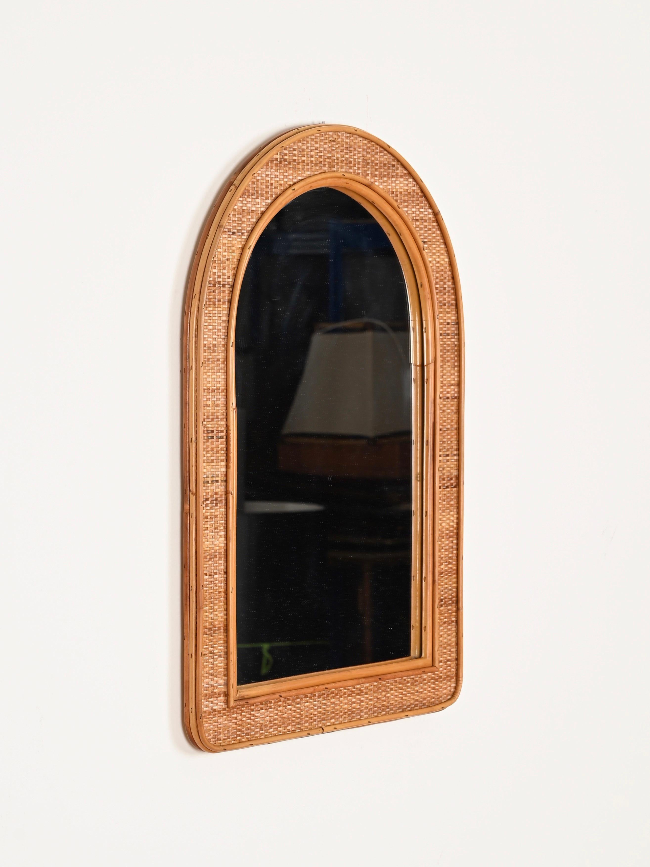 Miroir arqué italien du milieu du siècle en bambou et osier tressé, 1970 en vente 5