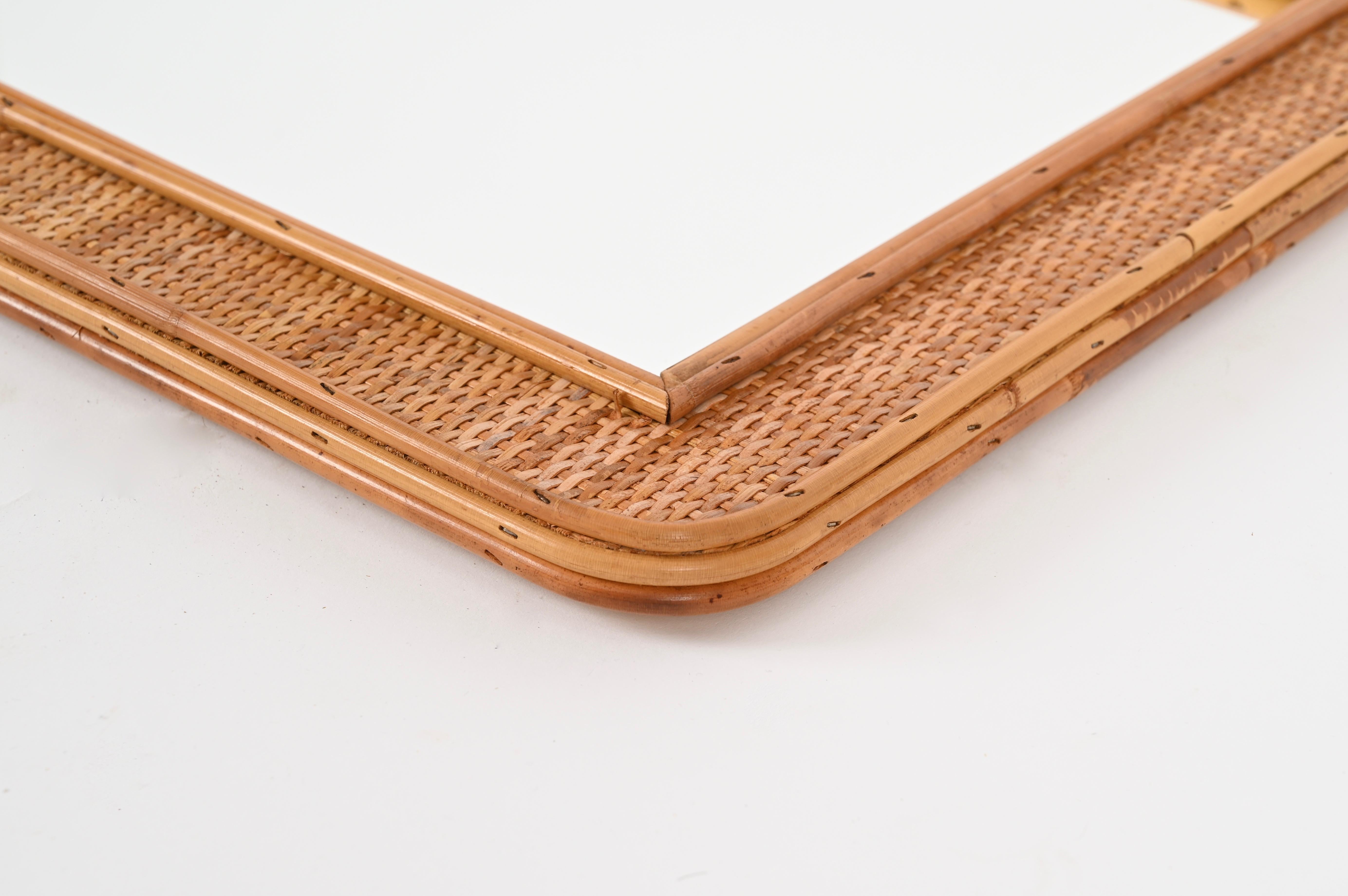 Mid-Century Modern Miroir arqué italien du milieu du siècle en bambou et osier tressé, 1970 en vente