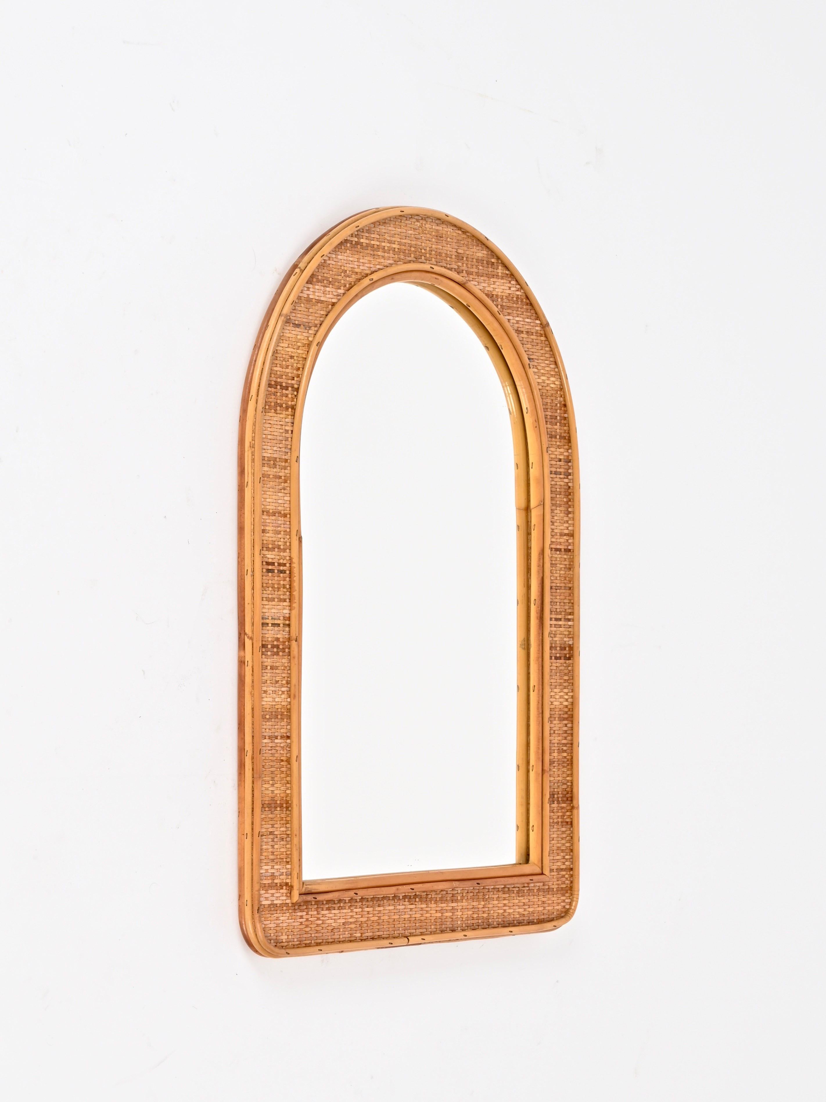 Fait main Miroir arqué italien du milieu du siècle en bambou et osier tressé, 1970 en vente