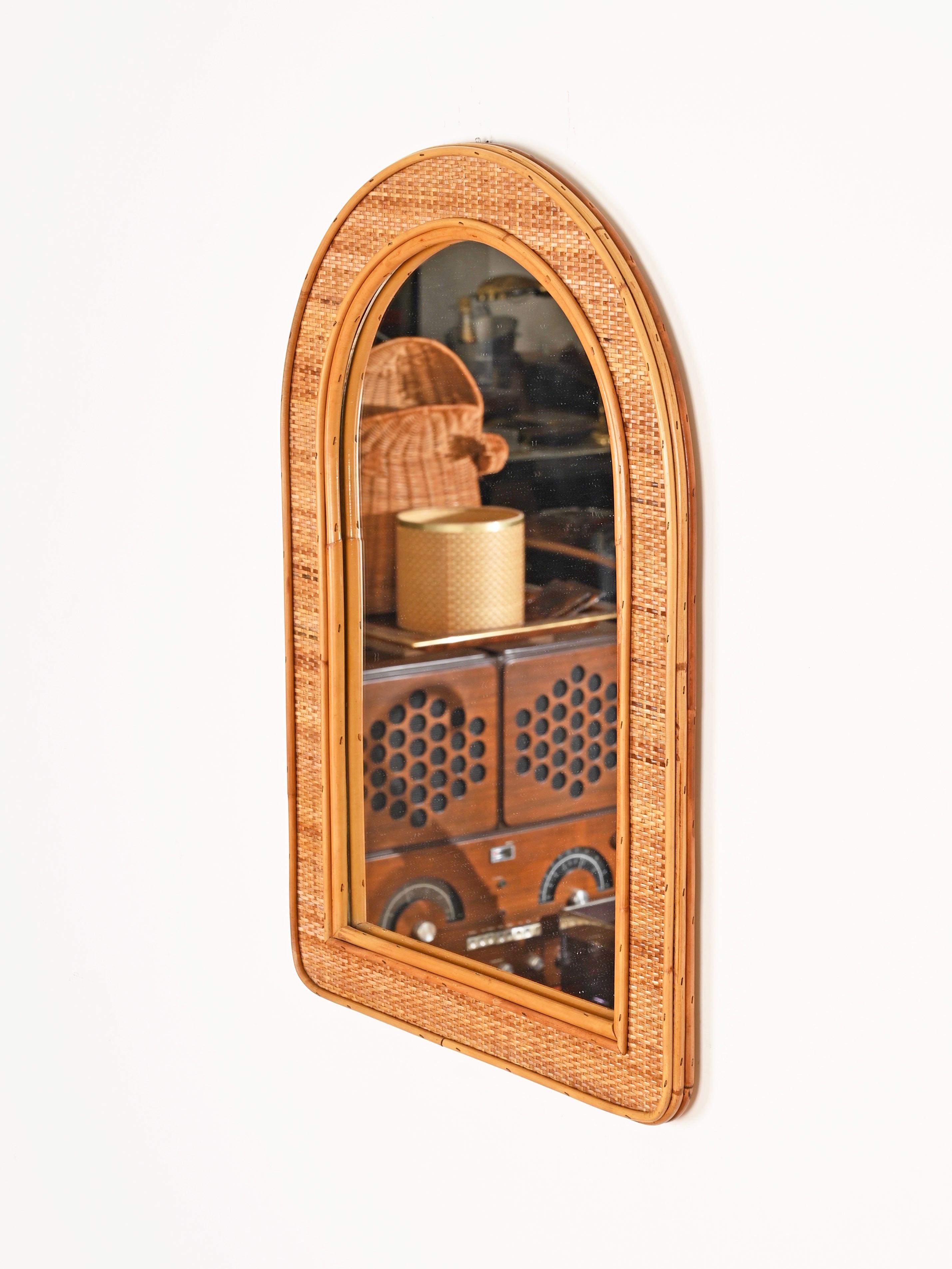 Miroir arqué italien du milieu du siècle en bambou et osier tressé, 1970 Bon état - En vente à Roma, IT