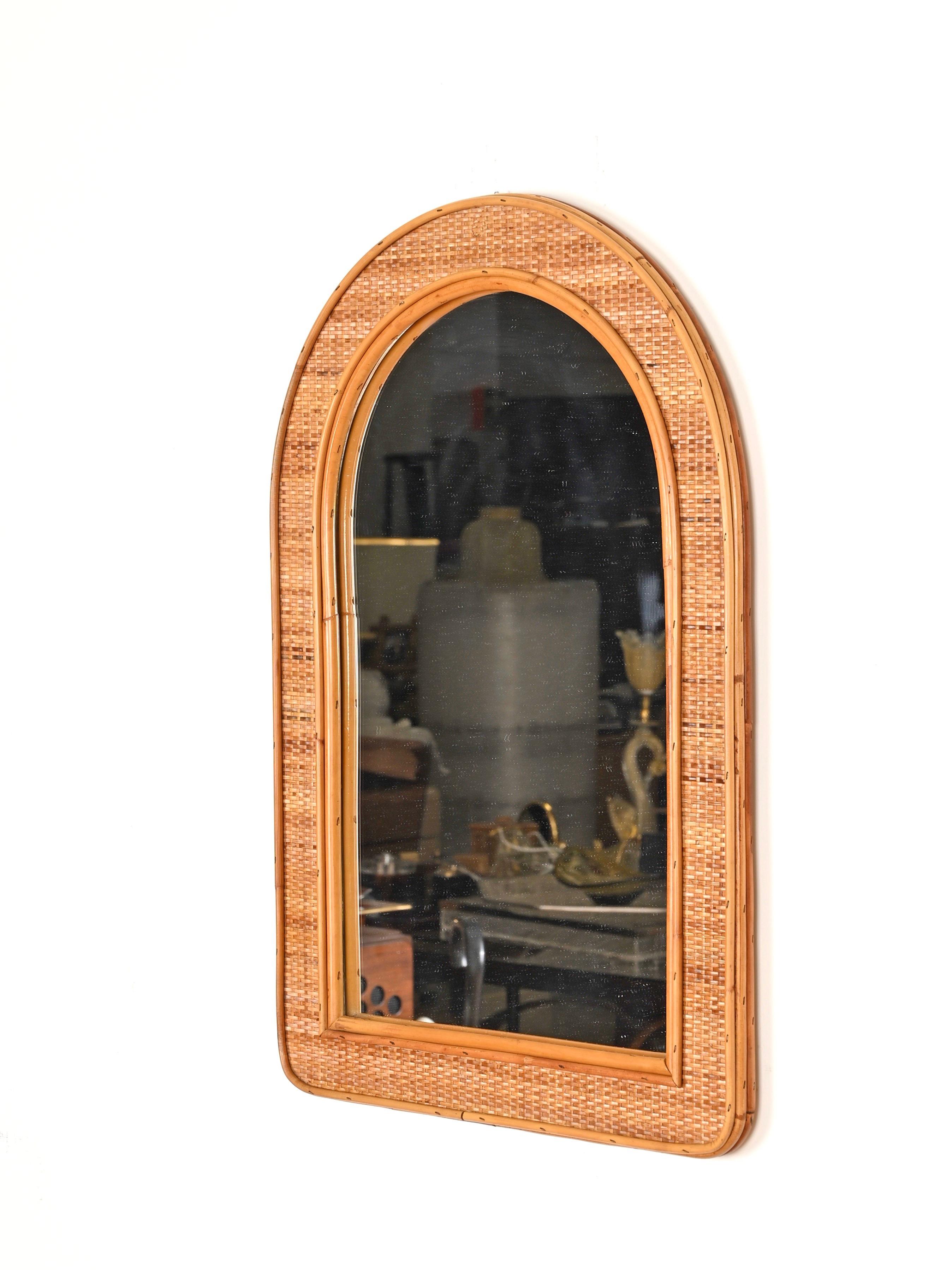 20ième siècle Miroir arqué italien du milieu du siècle en bambou et osier tressé, 1970 en vente