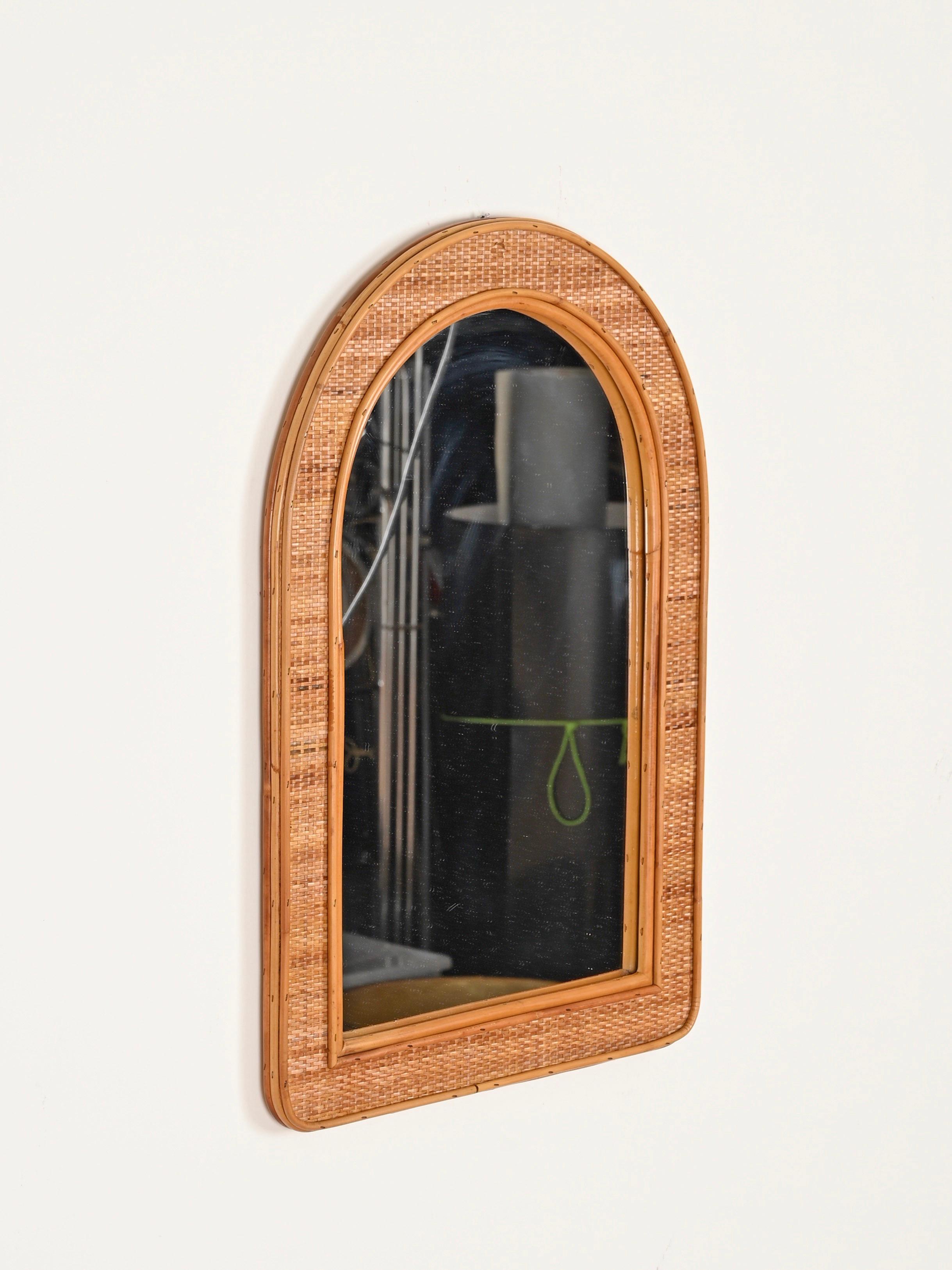 Bambou Miroir arqué italien du milieu du siècle en bambou et osier tressé, 1970 en vente