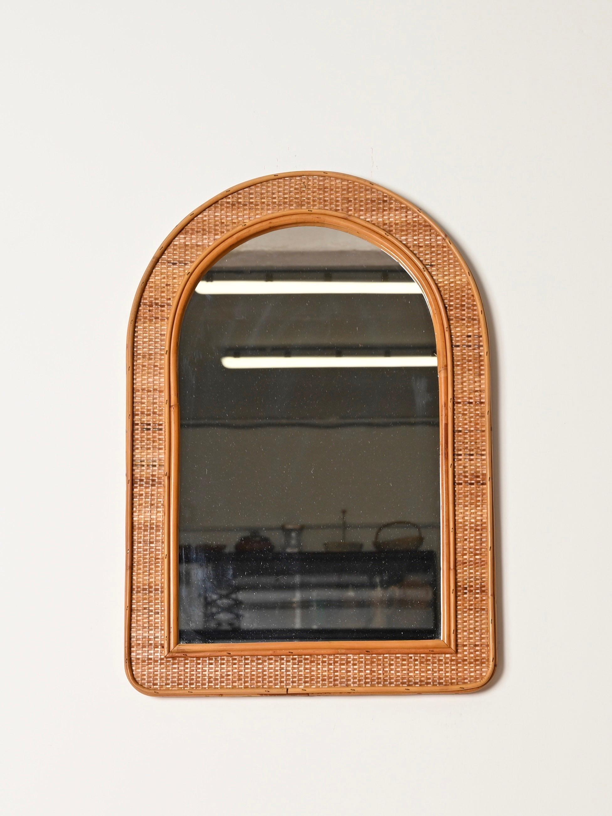 Miroir arqué italien du milieu du siècle en bambou et osier tressé, 1970 en vente 1