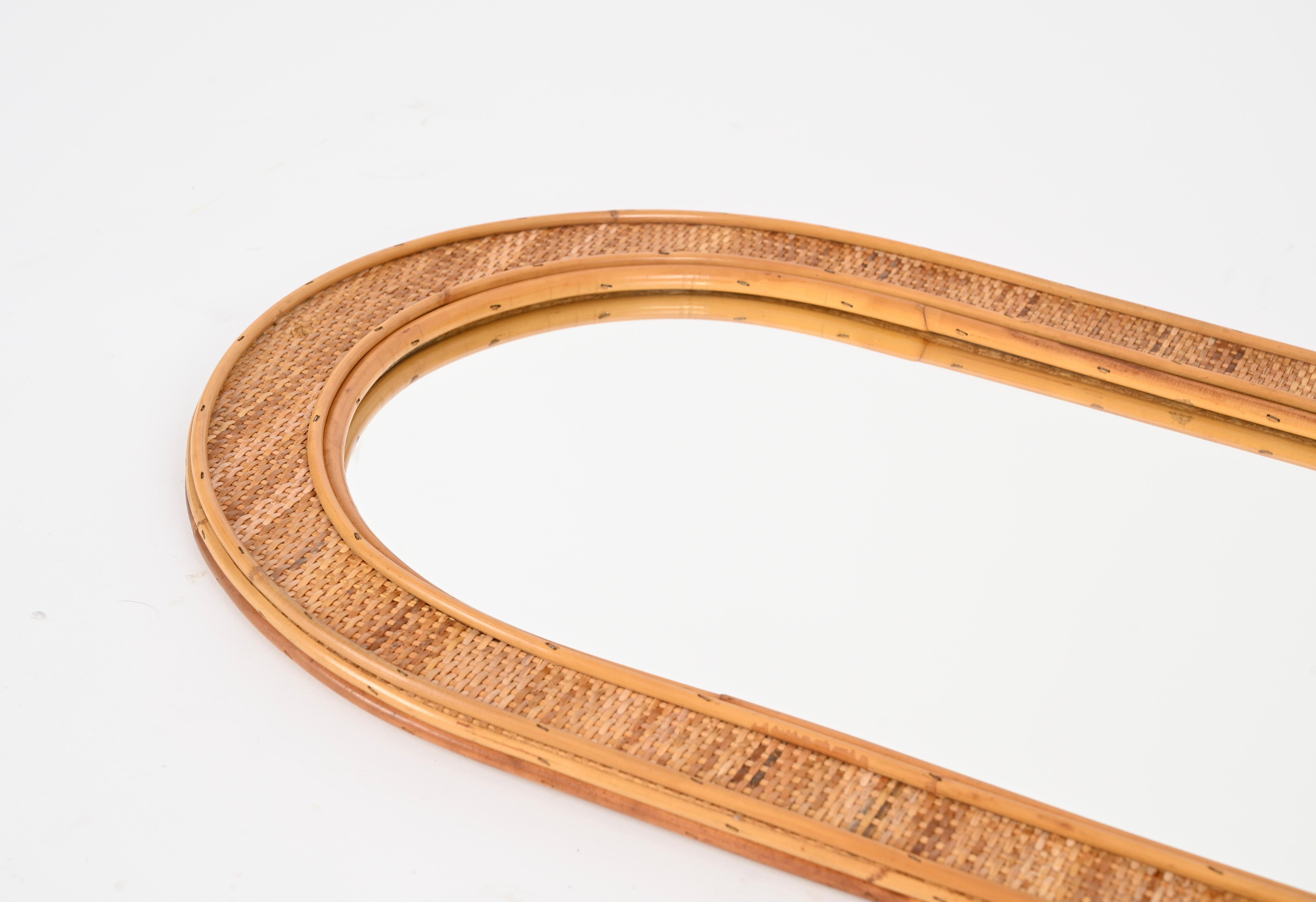 Miroir arqué italien du milieu du siècle en bambou et osier tressé, 1970 en vente 2