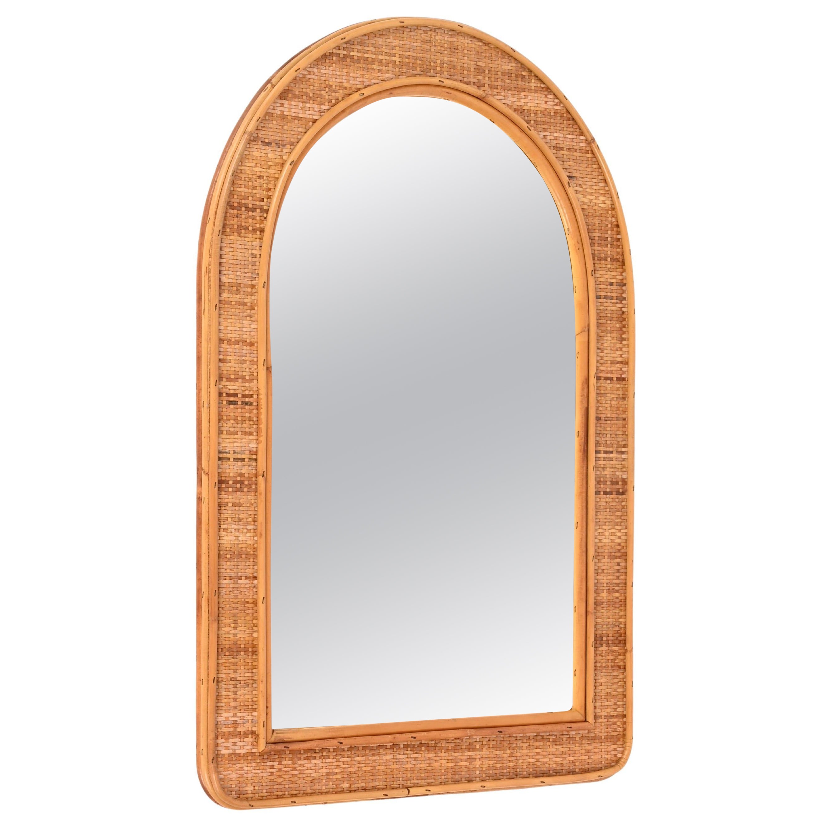 Miroir arqué italien du milieu du siècle en bambou et osier tressé, 1970 en vente
