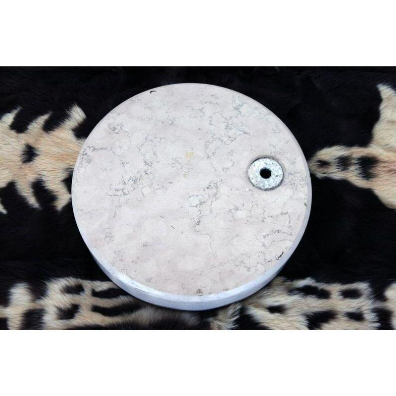 ¡Esta lámpara lo tiene todo! Impresionante Hollywood Regency original de los años 60, estructura cromada de mediados de siglo y gruesa base de mármol. El interruptor de encendido y apagado es un botón que puedes pisar. Cabezal y base totalmente