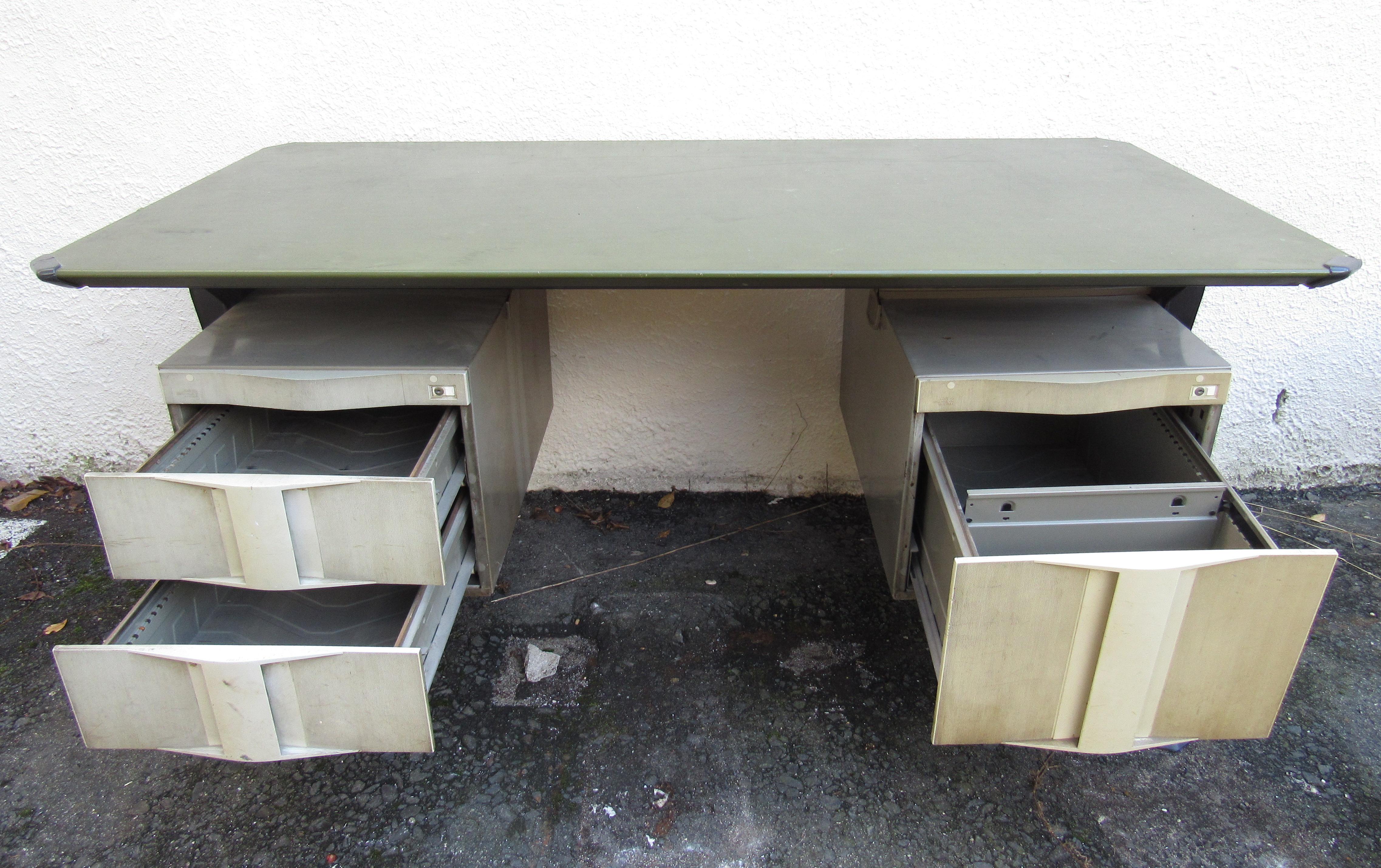 Midcentury Italian Arco Desk by BBPR for Olivetti Synthesis In Good Condition For Sale In Brooklyn, NY